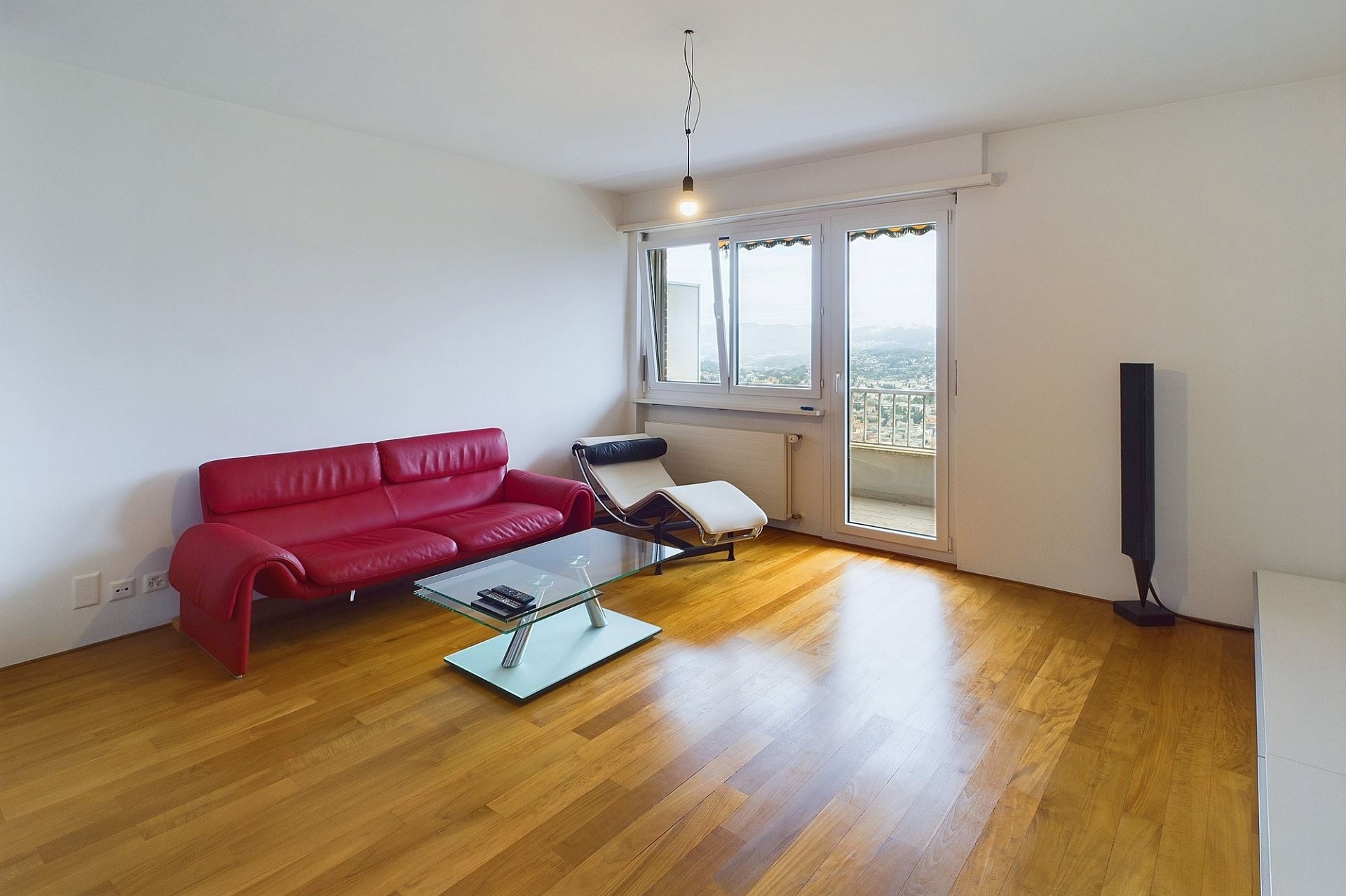 Helles Wohnzimmer mit Balkonblick