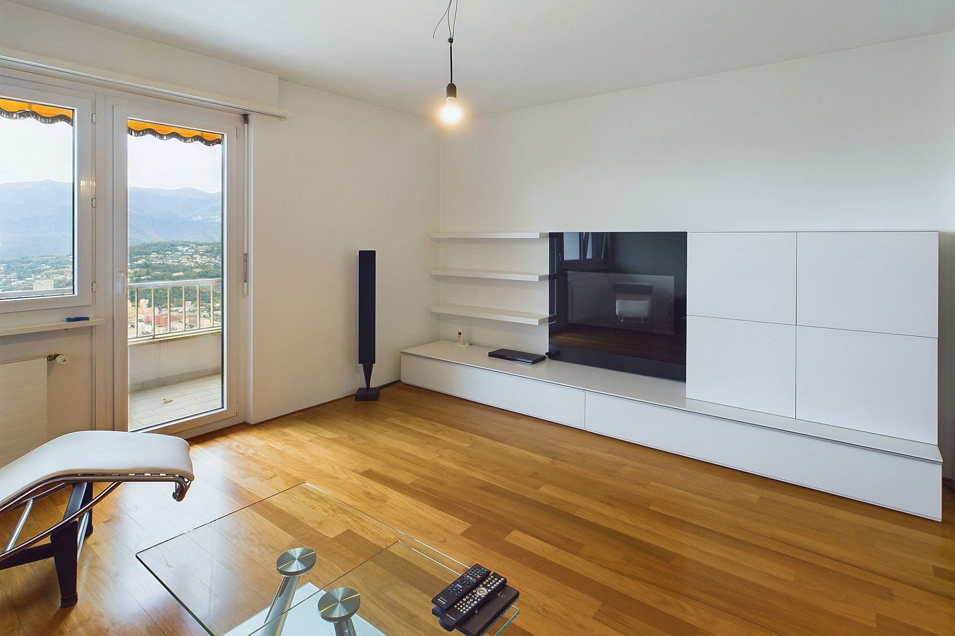 Helles Wohnzimmer mit Balkonblick