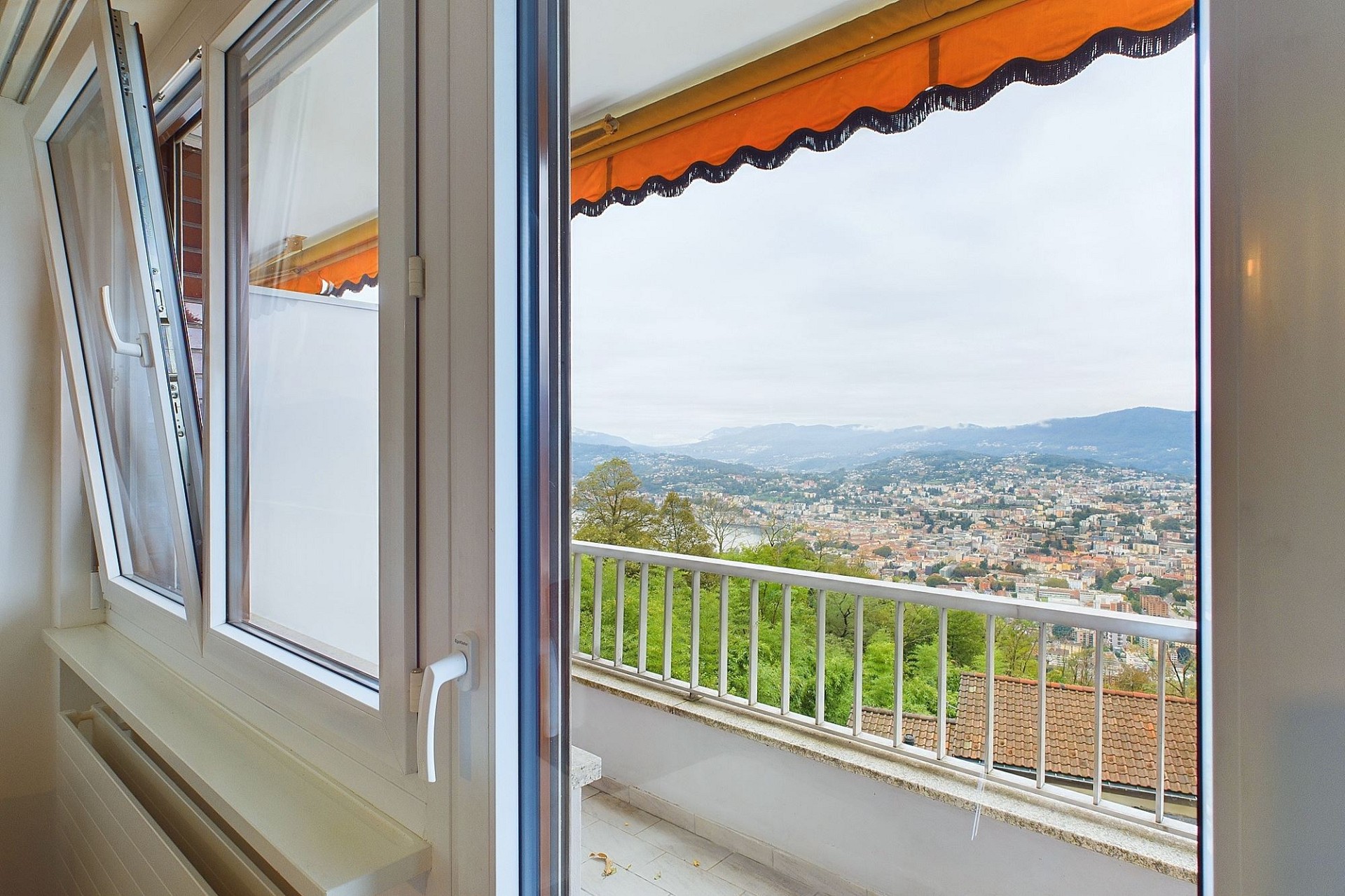 Balkon mit Stadt- und Bergblick