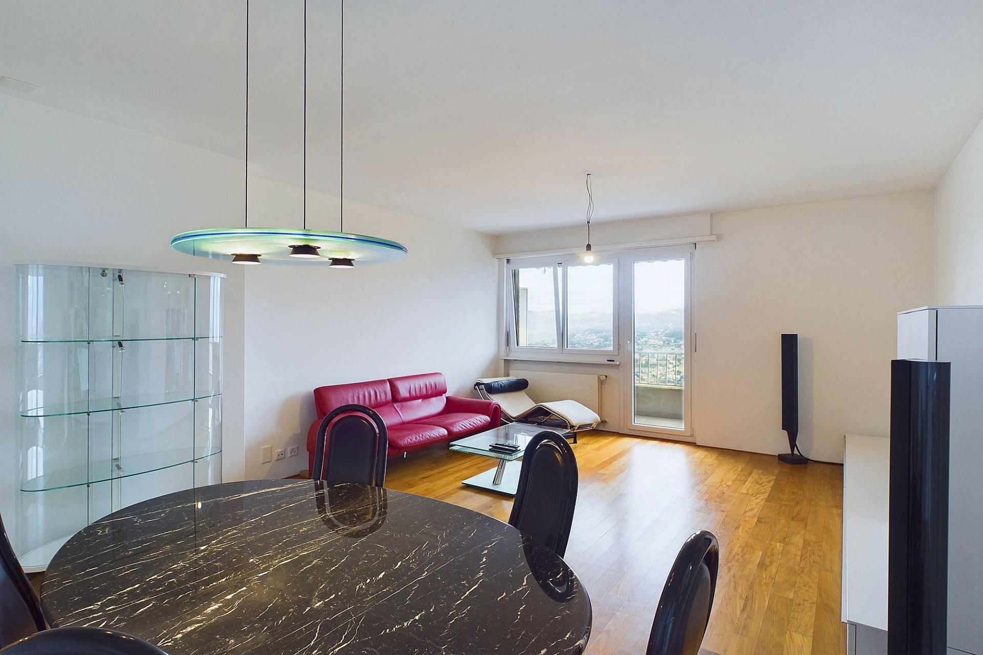 Modernes Wohnzimmer mit Essbereich und Balkonblick
