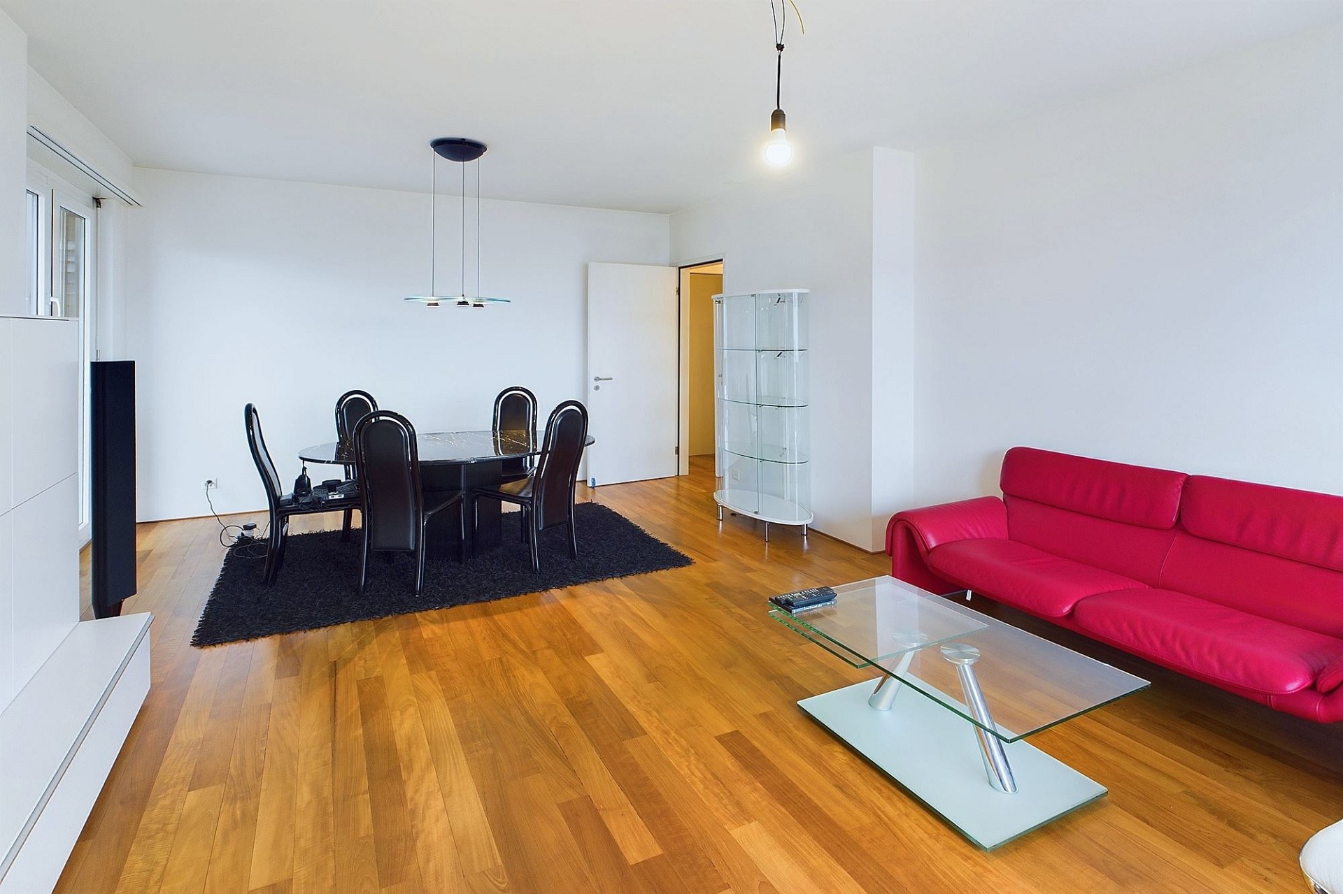 Modernes Wohn-Esszimmer mit rotem Sofa