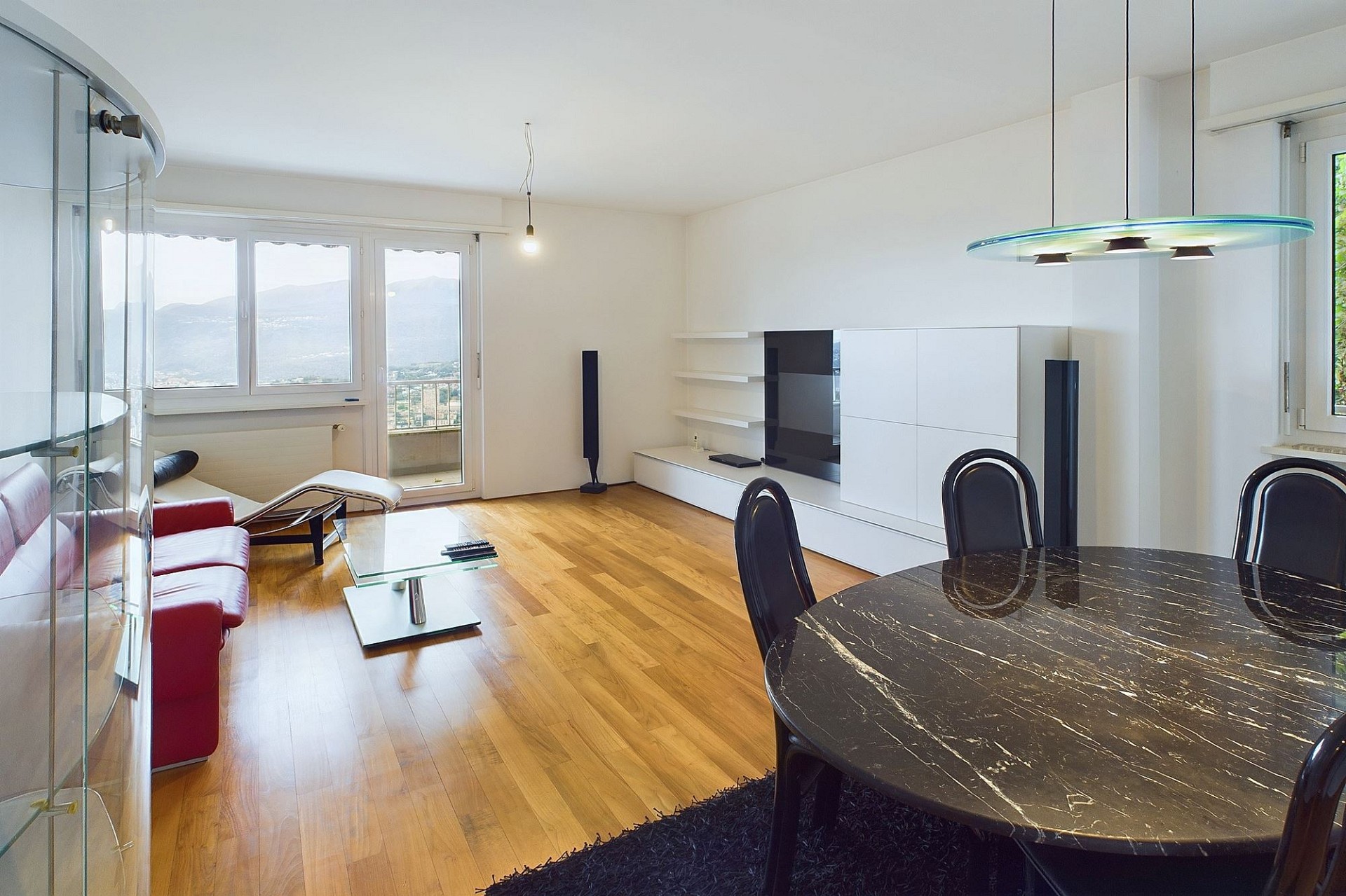 Modernes Wohn- und Esszimmer mit Balkonblick