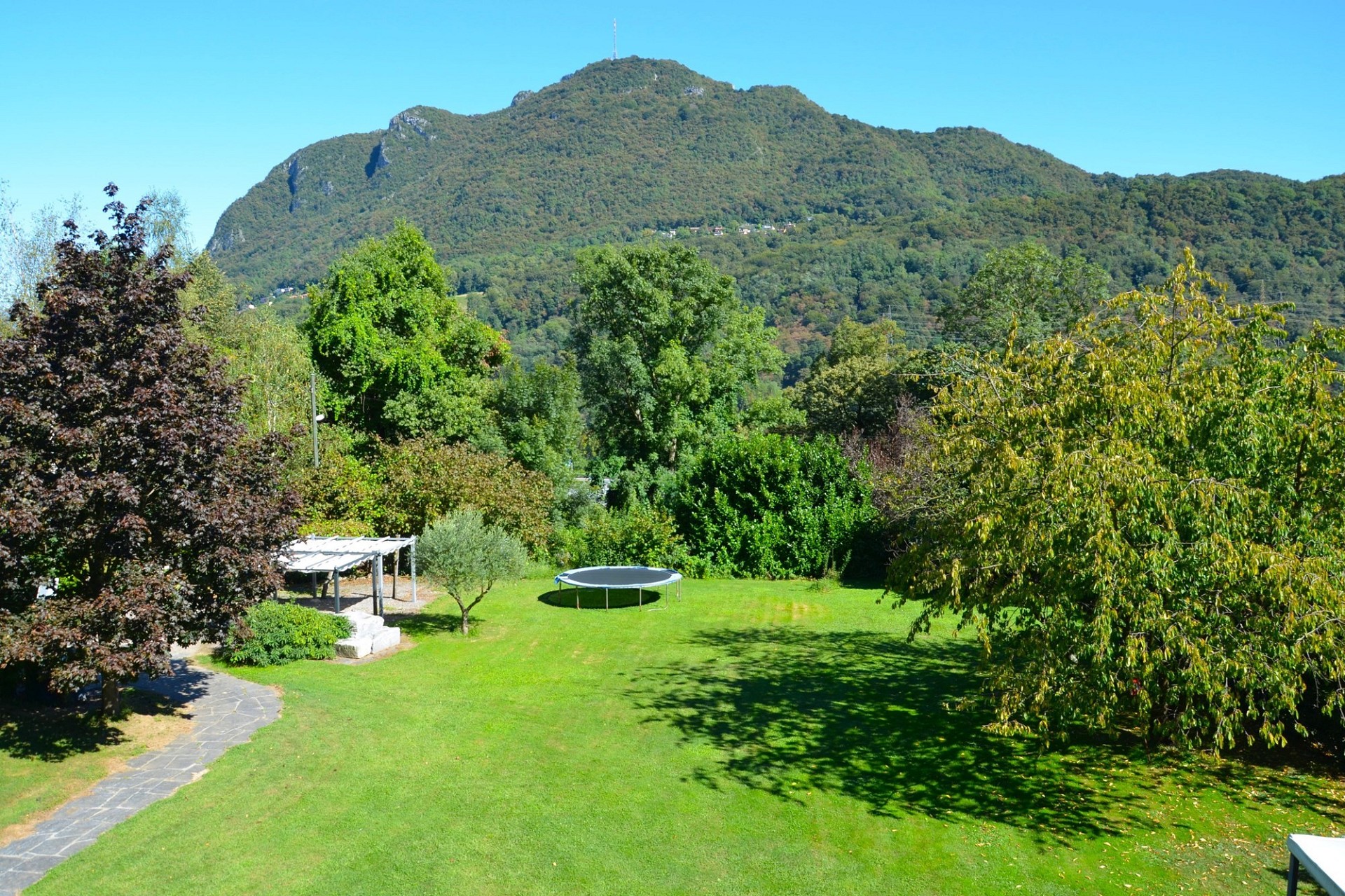 Großer Garten mit Bergblick