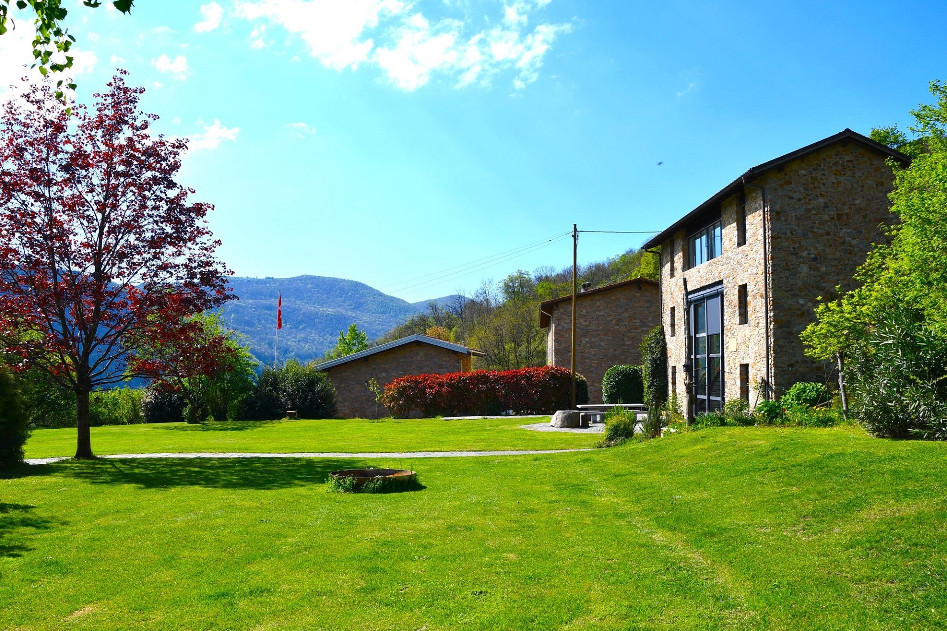 Ländliches Steinhaus mit großem Garten