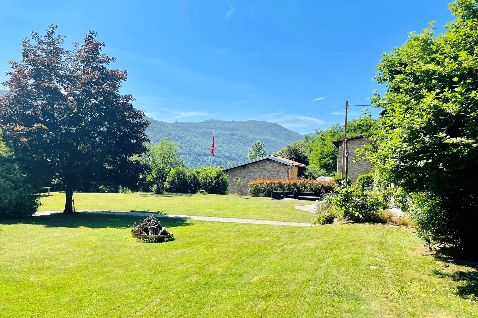 Großer Garten mit Bergblick