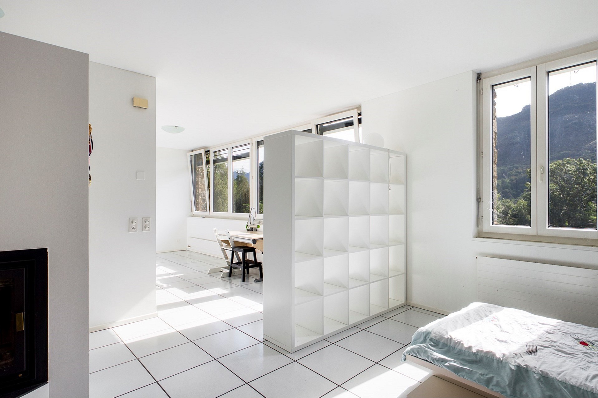 Helles Schlafzimmer mit Bergblick
