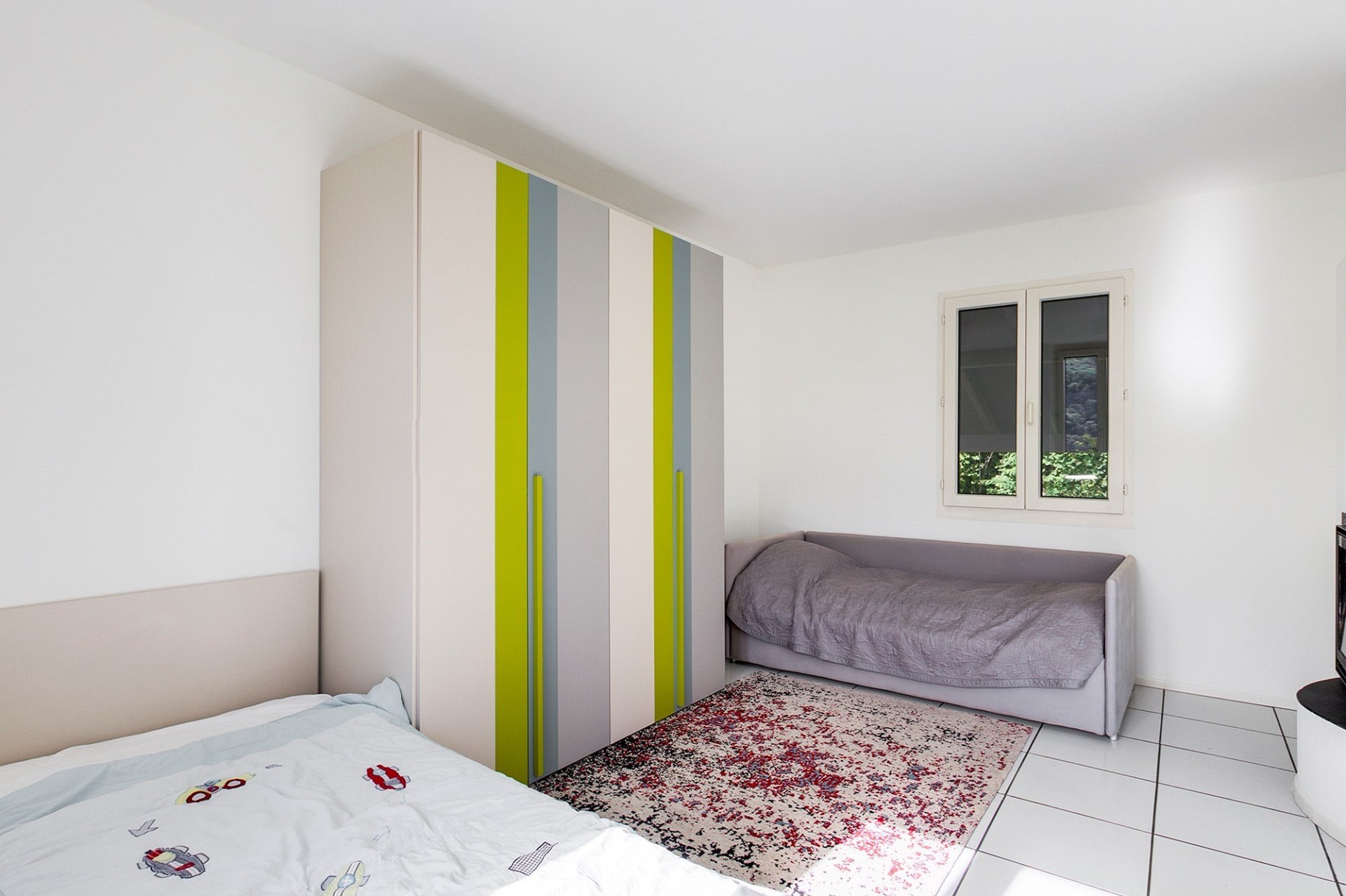 Kinderzimmer mit zwei Betten und Schrank