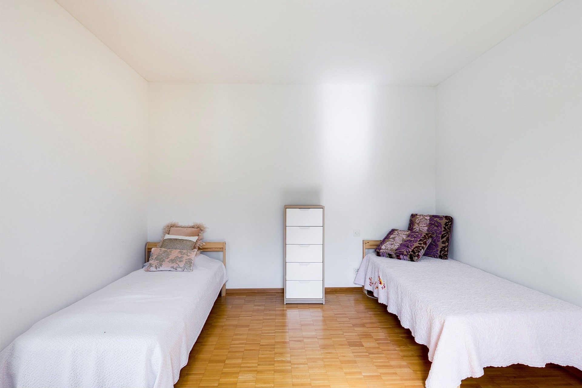 Schlichtes Schlafzimmer mit zwei Einzelbetten