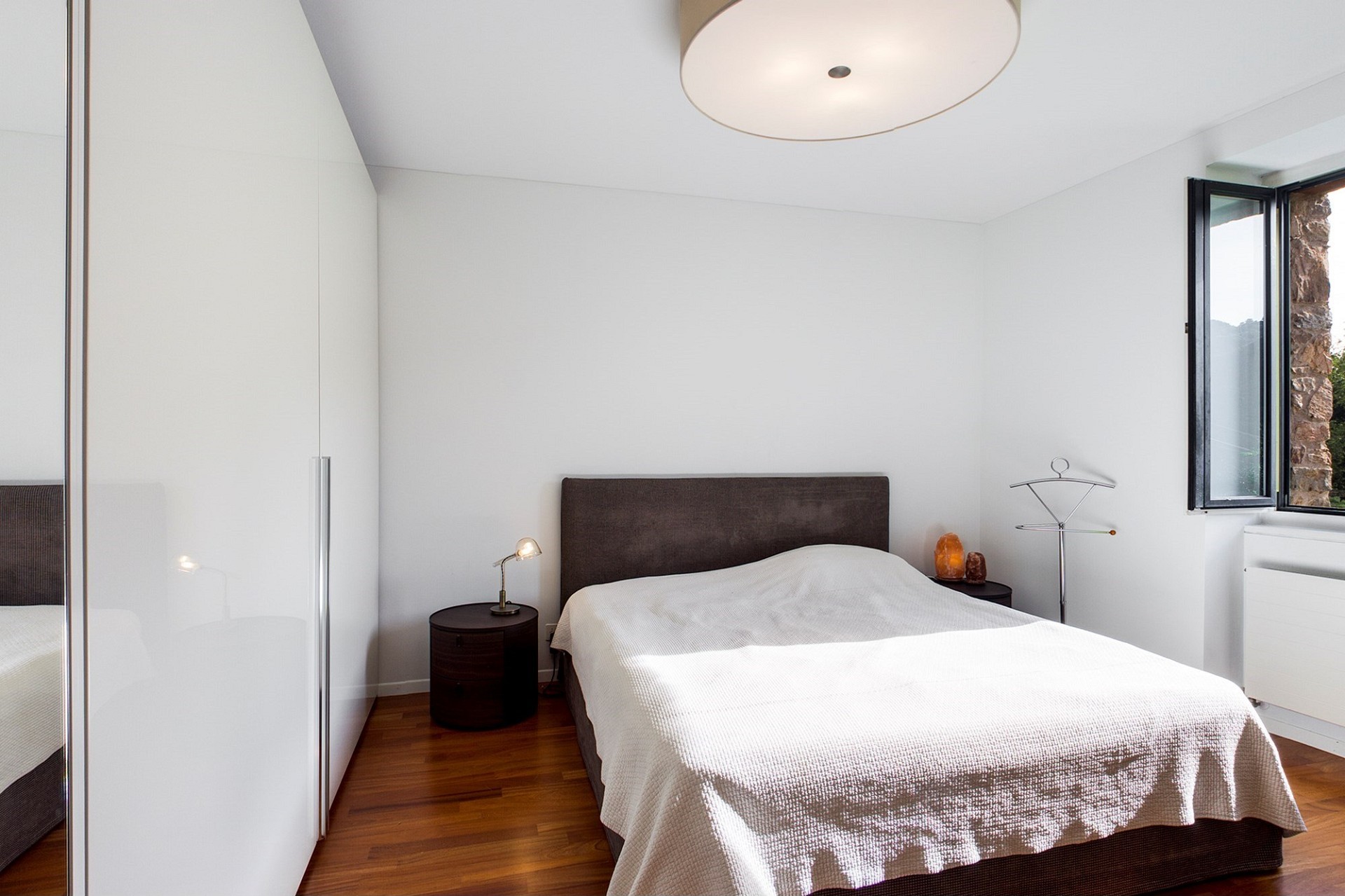 Helles Schlafzimmer mit modernem Bett