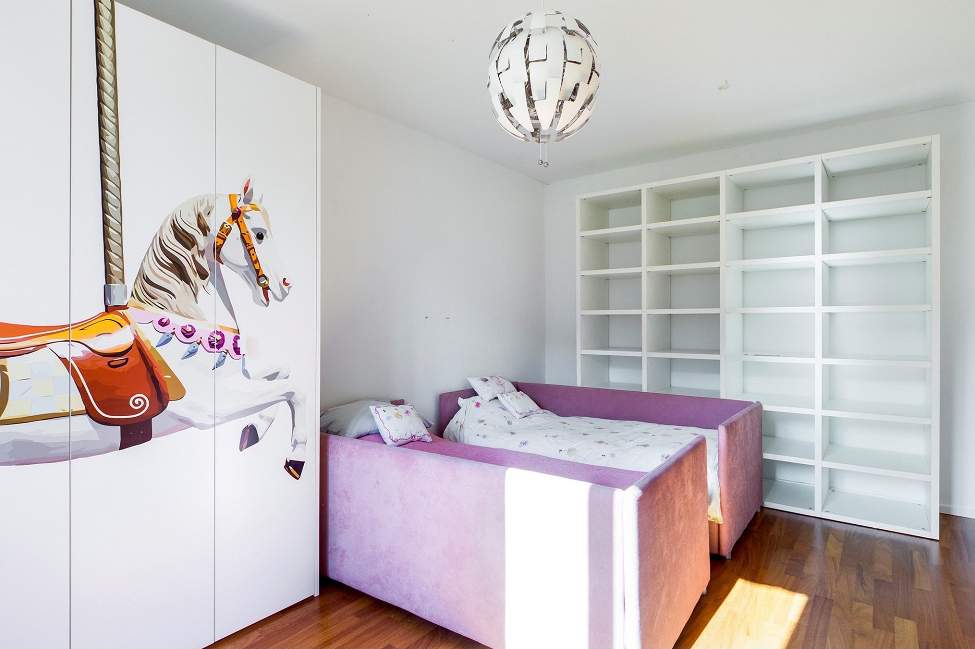 Kinderzimmer mit Bett und Einbauregalen