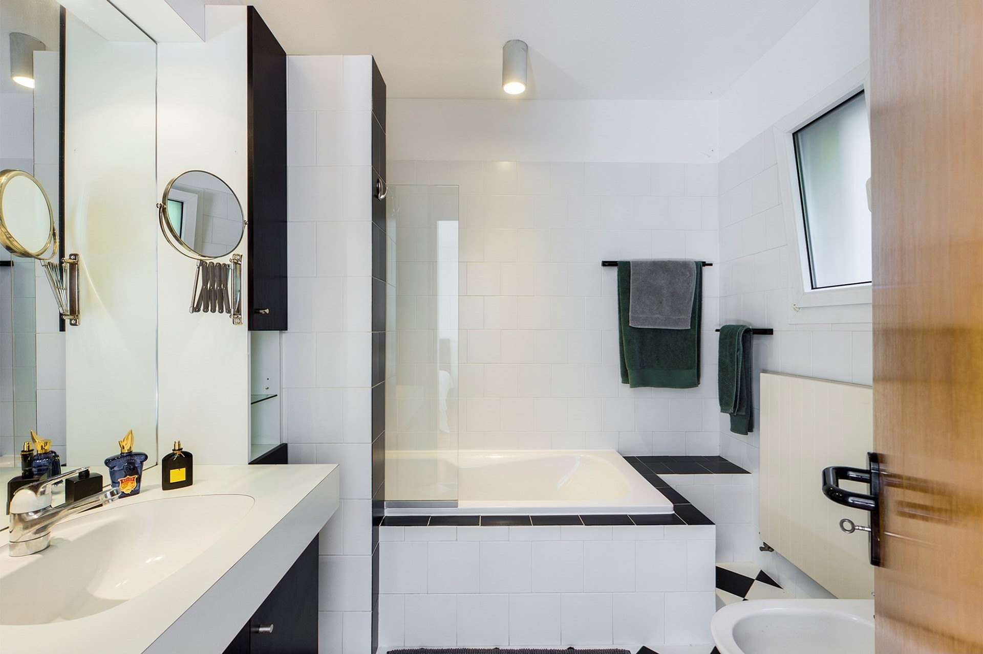 Modernes Badezimmer mit Badewanne und Waschtisch