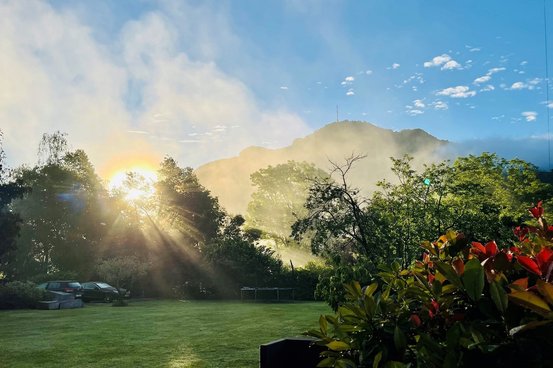 Garten mit Bergblick bei Sonnenaufgang