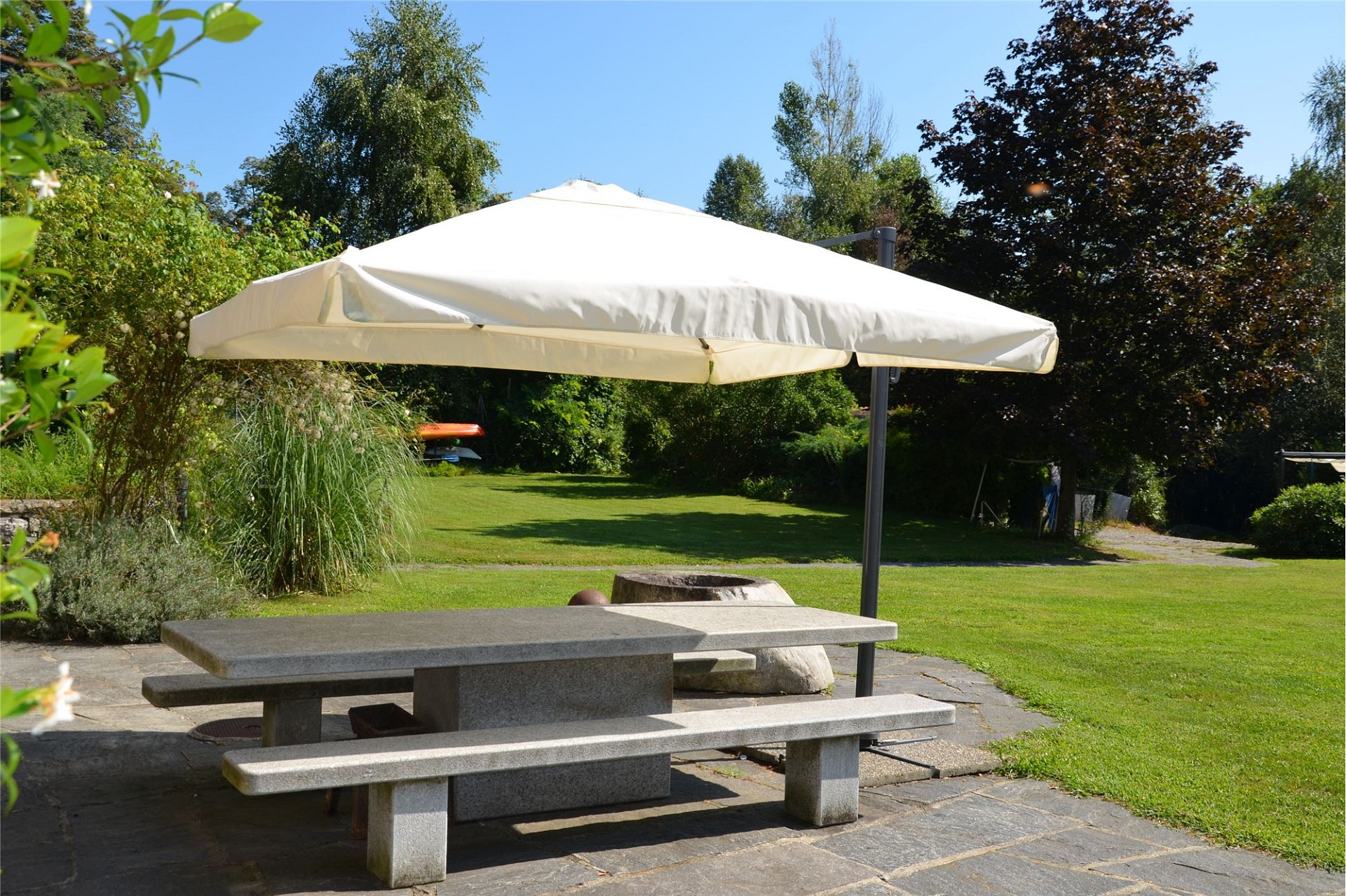 Garten mit Picknicktisch und Sonnenschirm