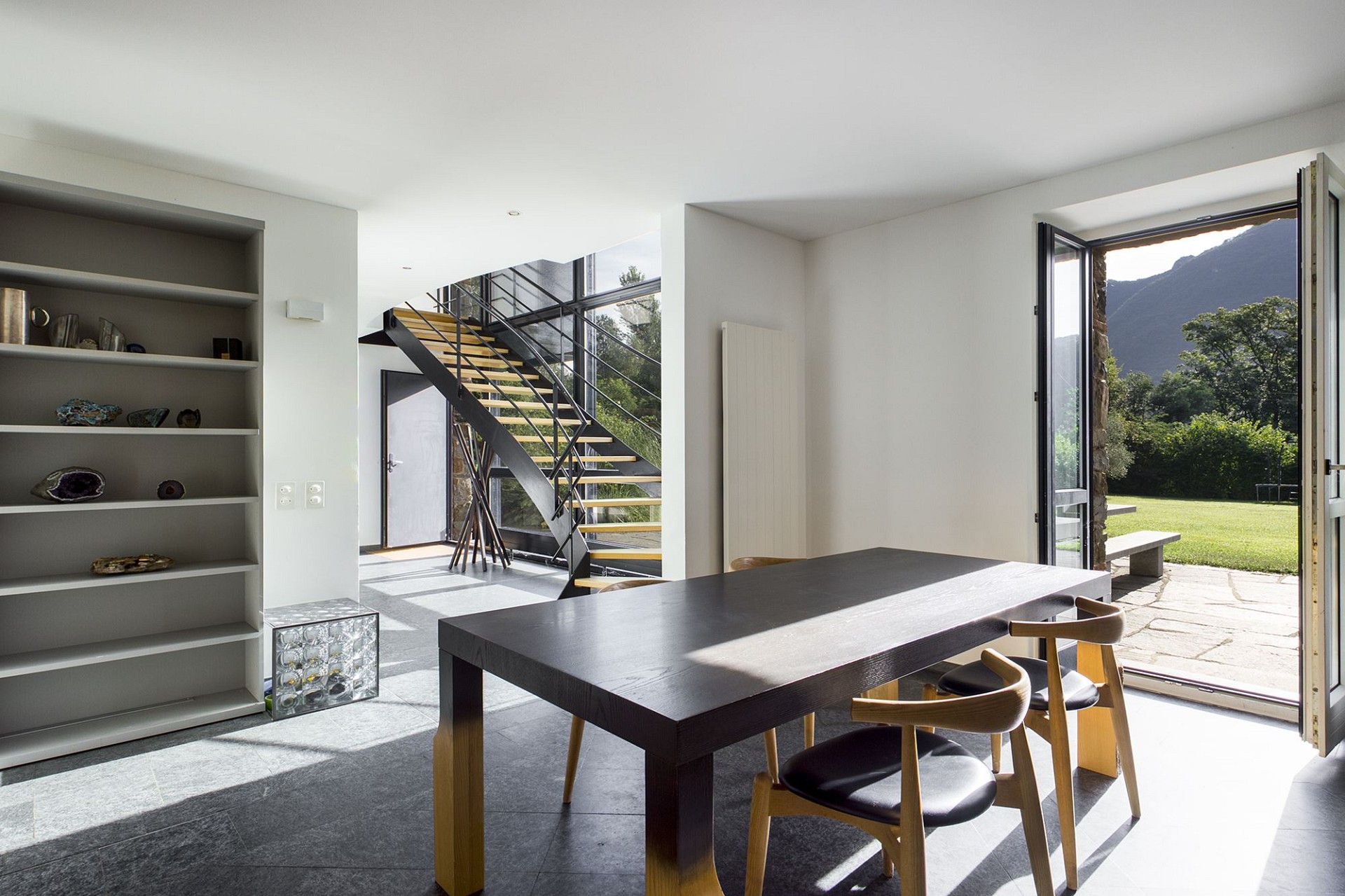 Heller Essbereich mit Treppe und Gartenausblick