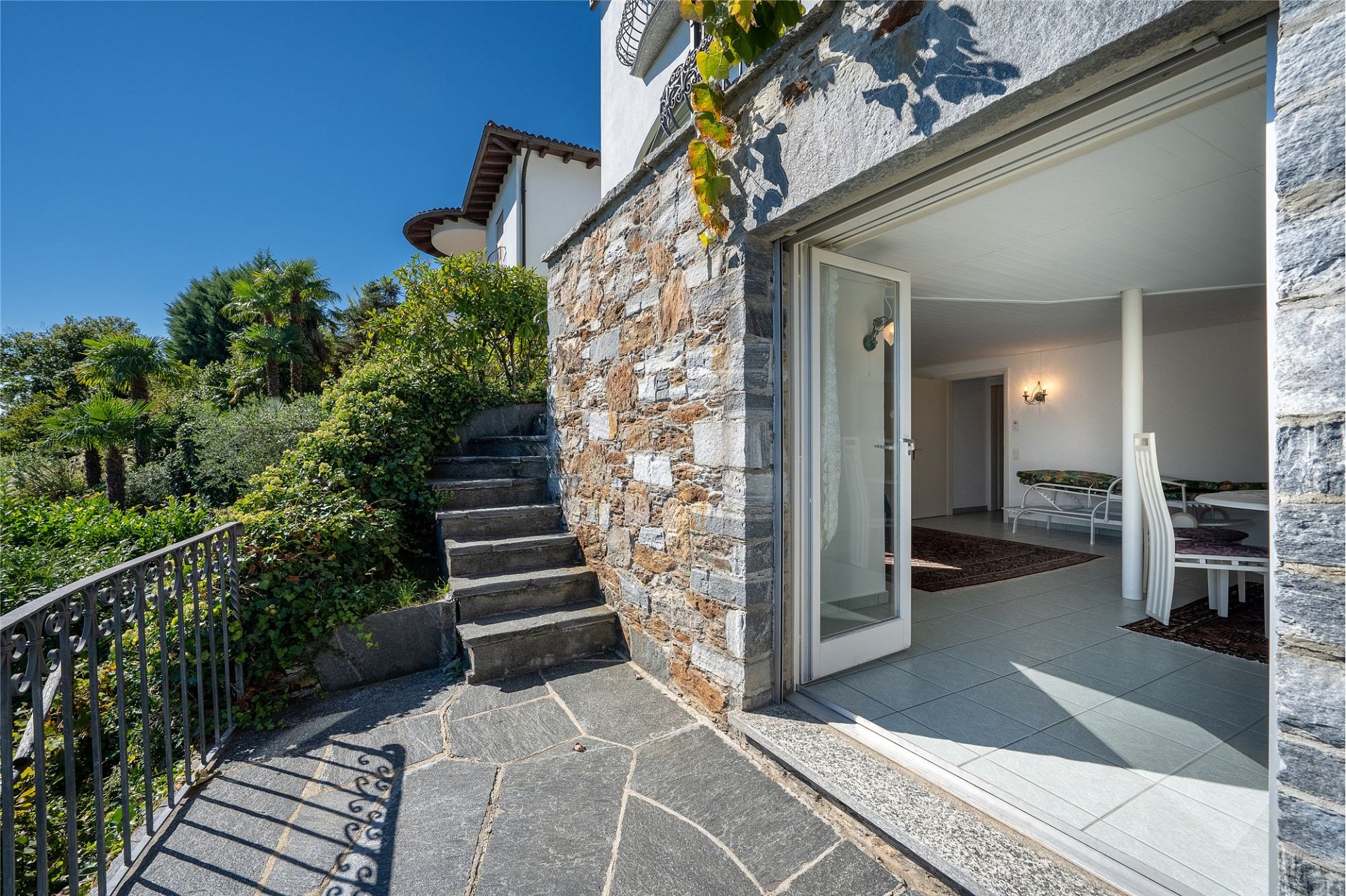 Mediterrane Außenansicht mit Terrassen- und Gartenbereich
