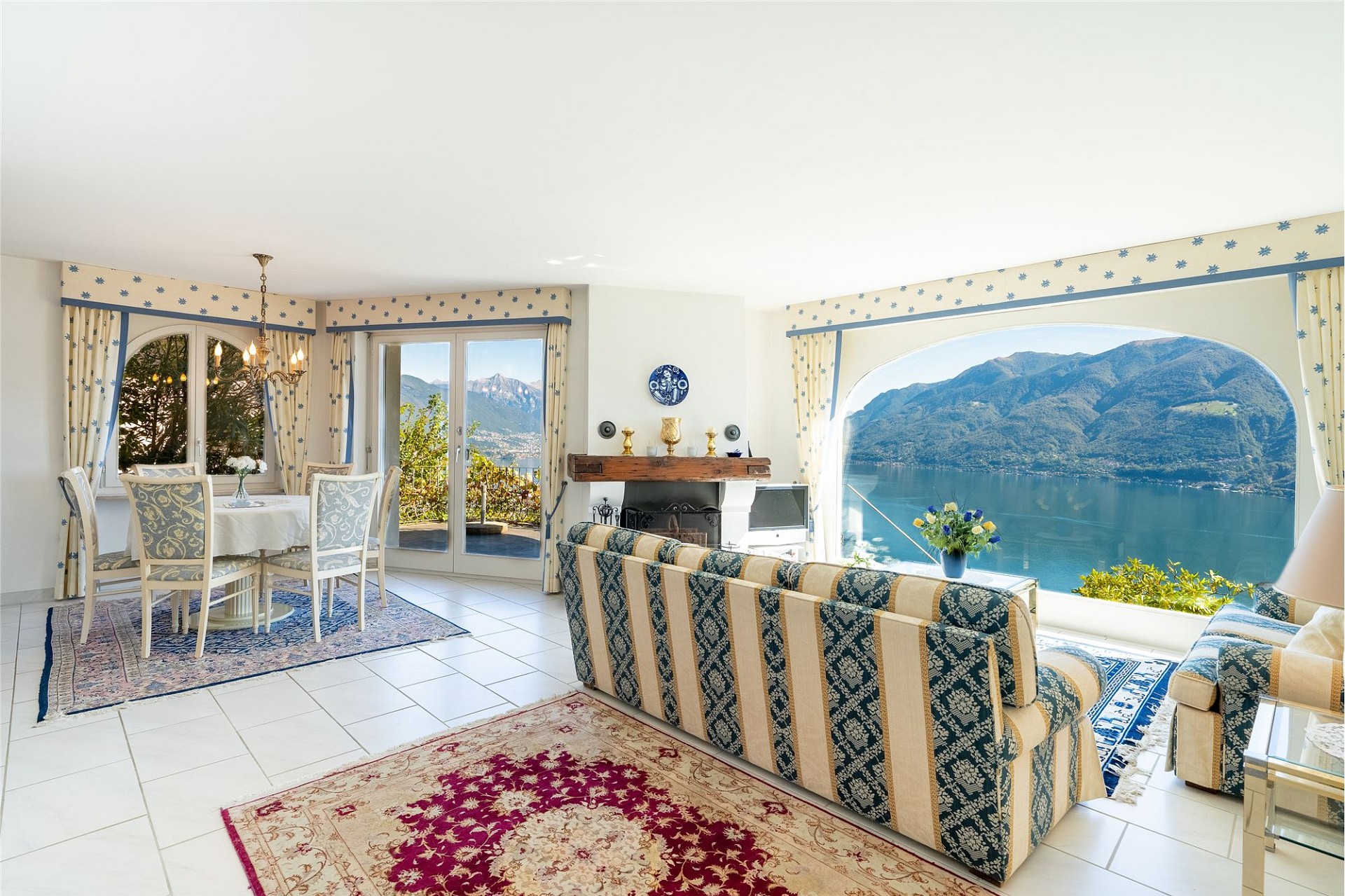 Wohnzimmer mit Seeblick und Essbereich