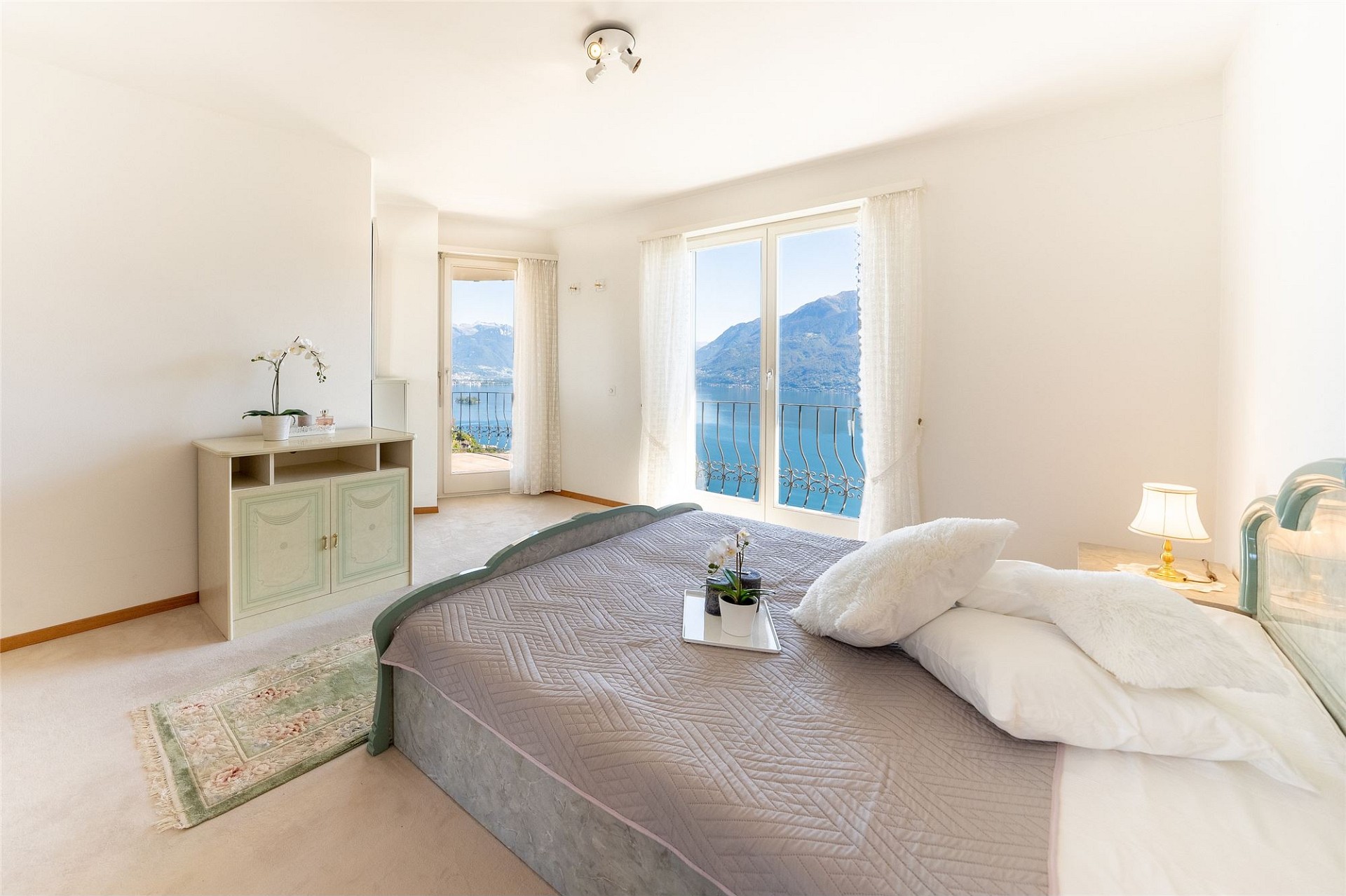 Helles Schlafzimmer mit Seeblick