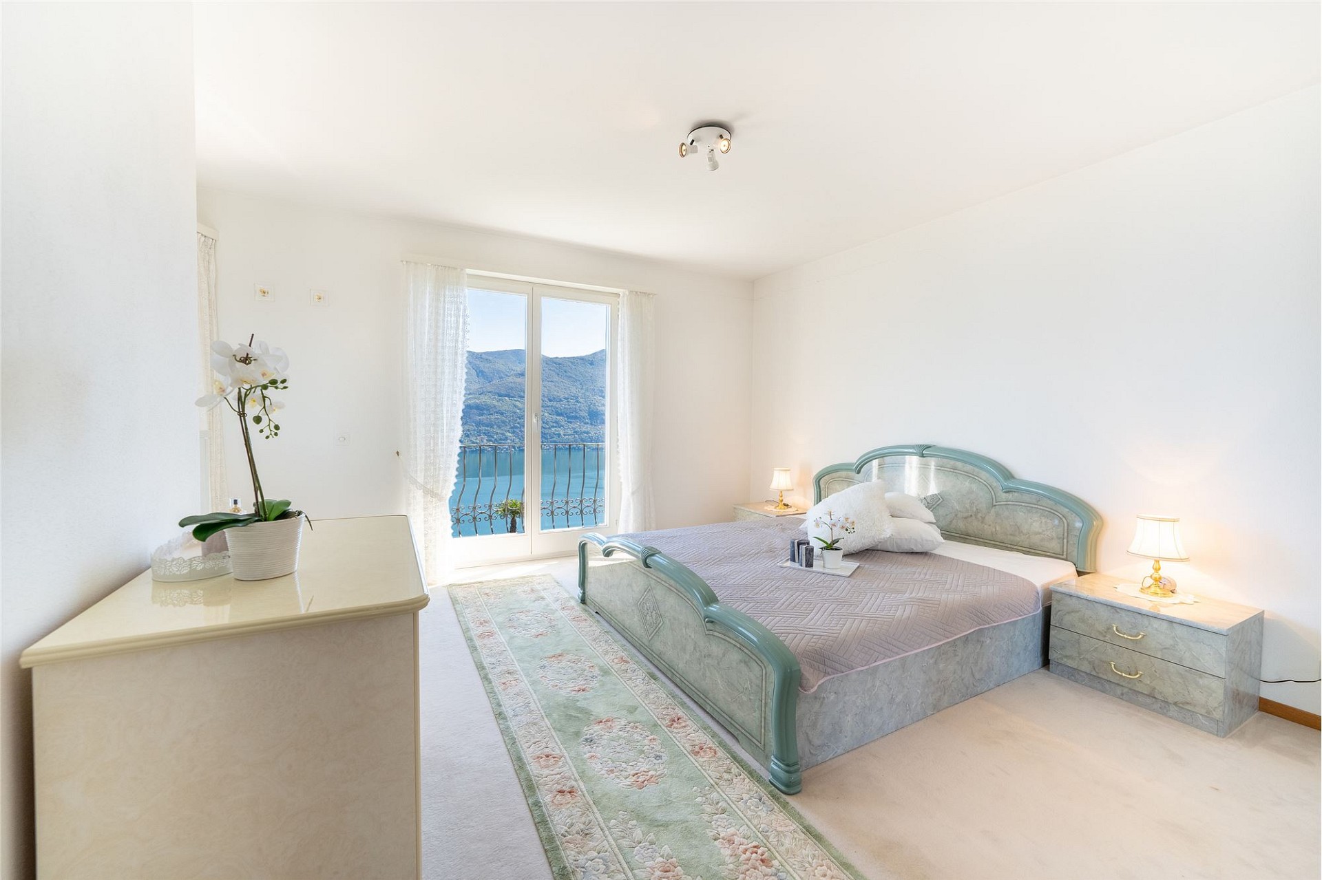 Helles Schlafzimmer mit Meerblick