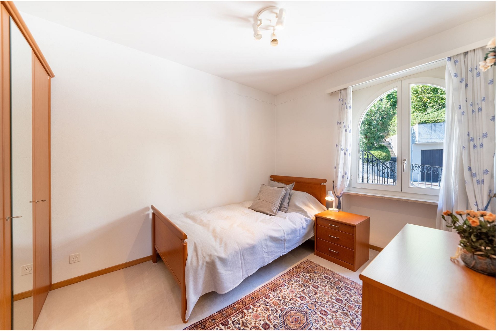 Helles Schlafzimmer mit Balkonblick