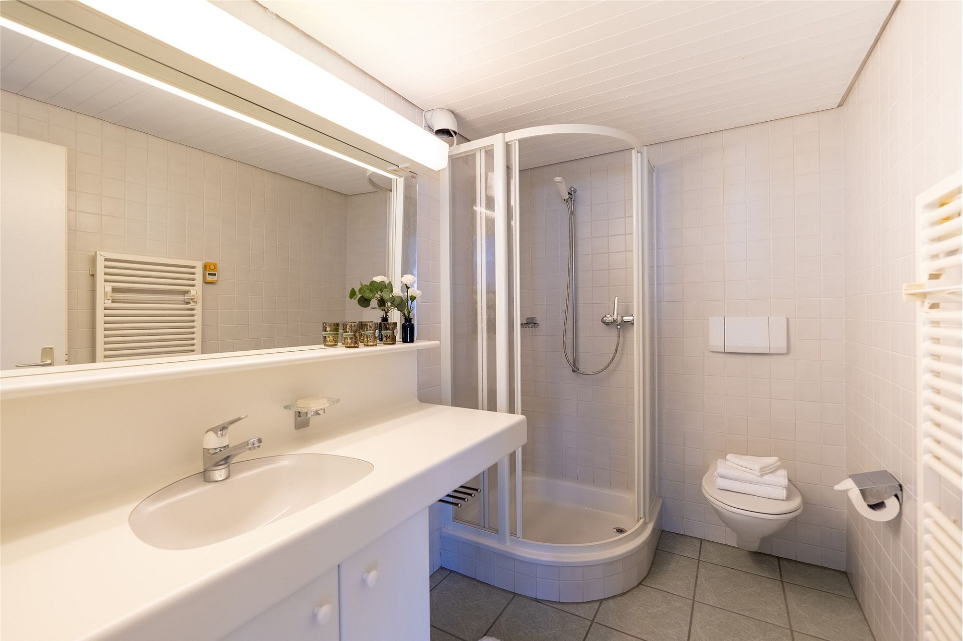 Modernes Badezimmer mit Dusche und Waschtisch