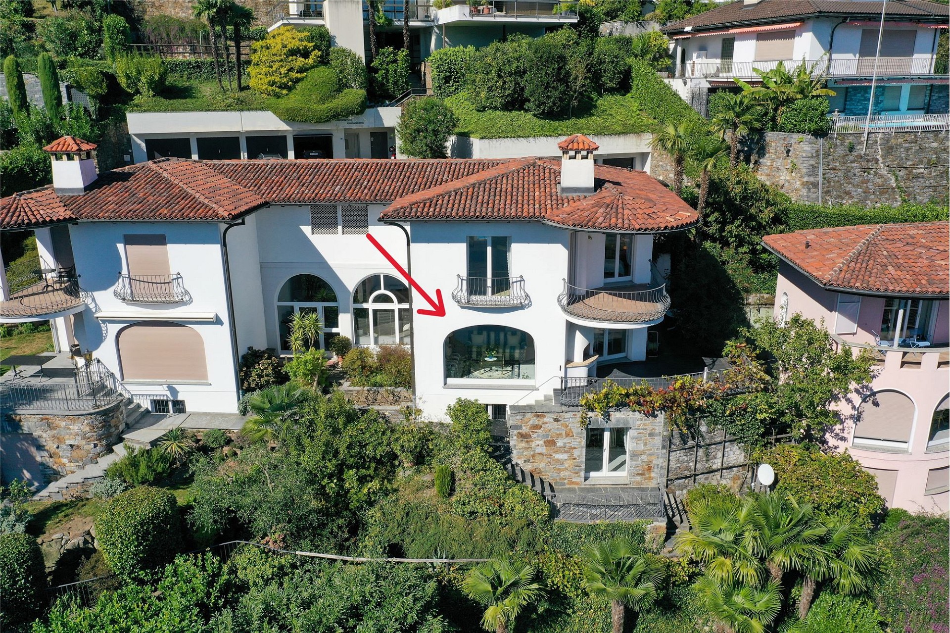 Außenansicht einer mediterranen Villa mit Terrassen und Garten