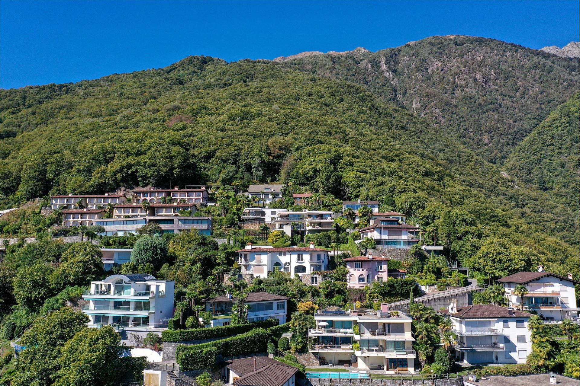 Hügelhang mit Villen und dichter Vegetation