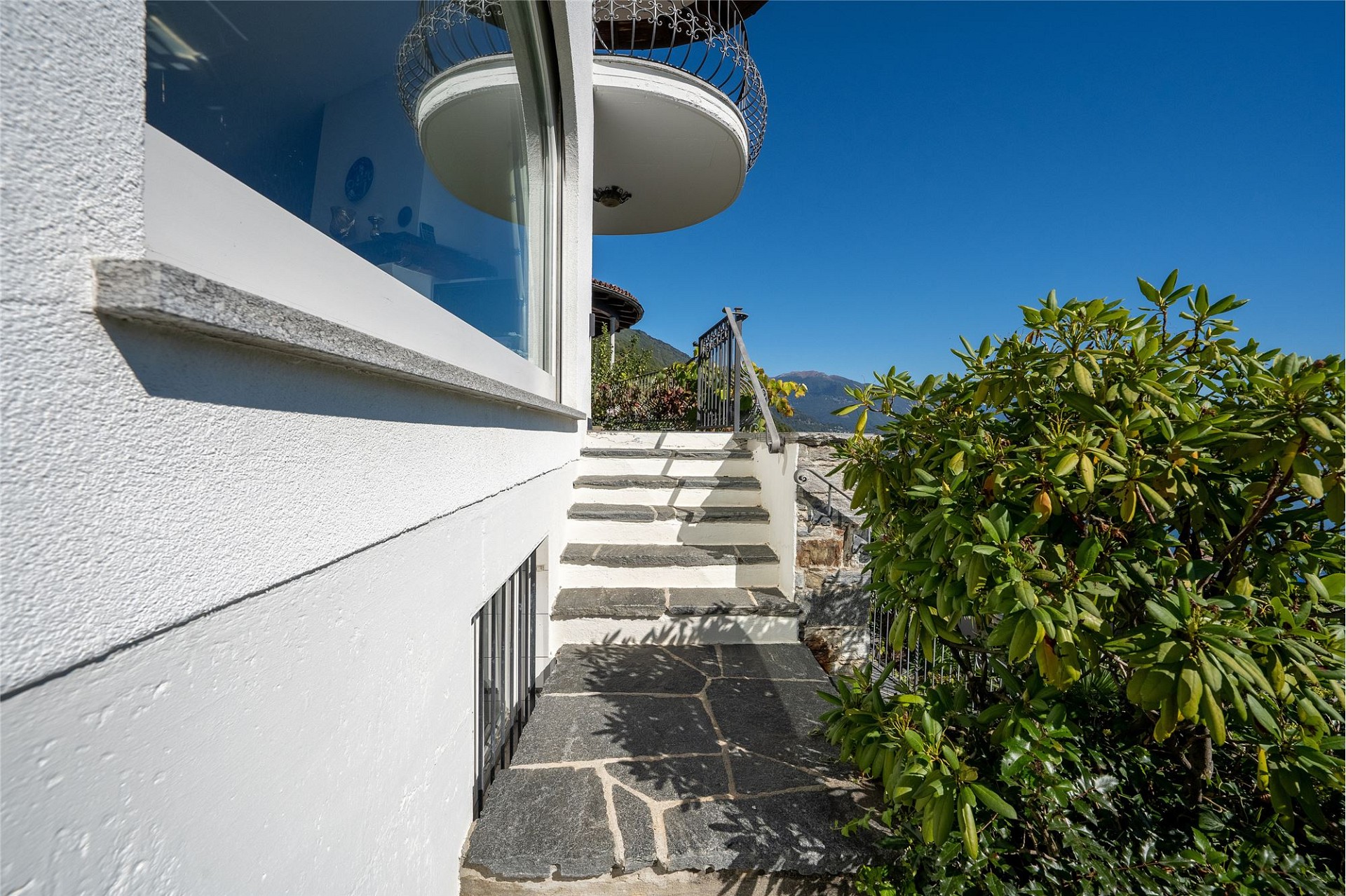 Außenansicht mit Treppe und Balkon