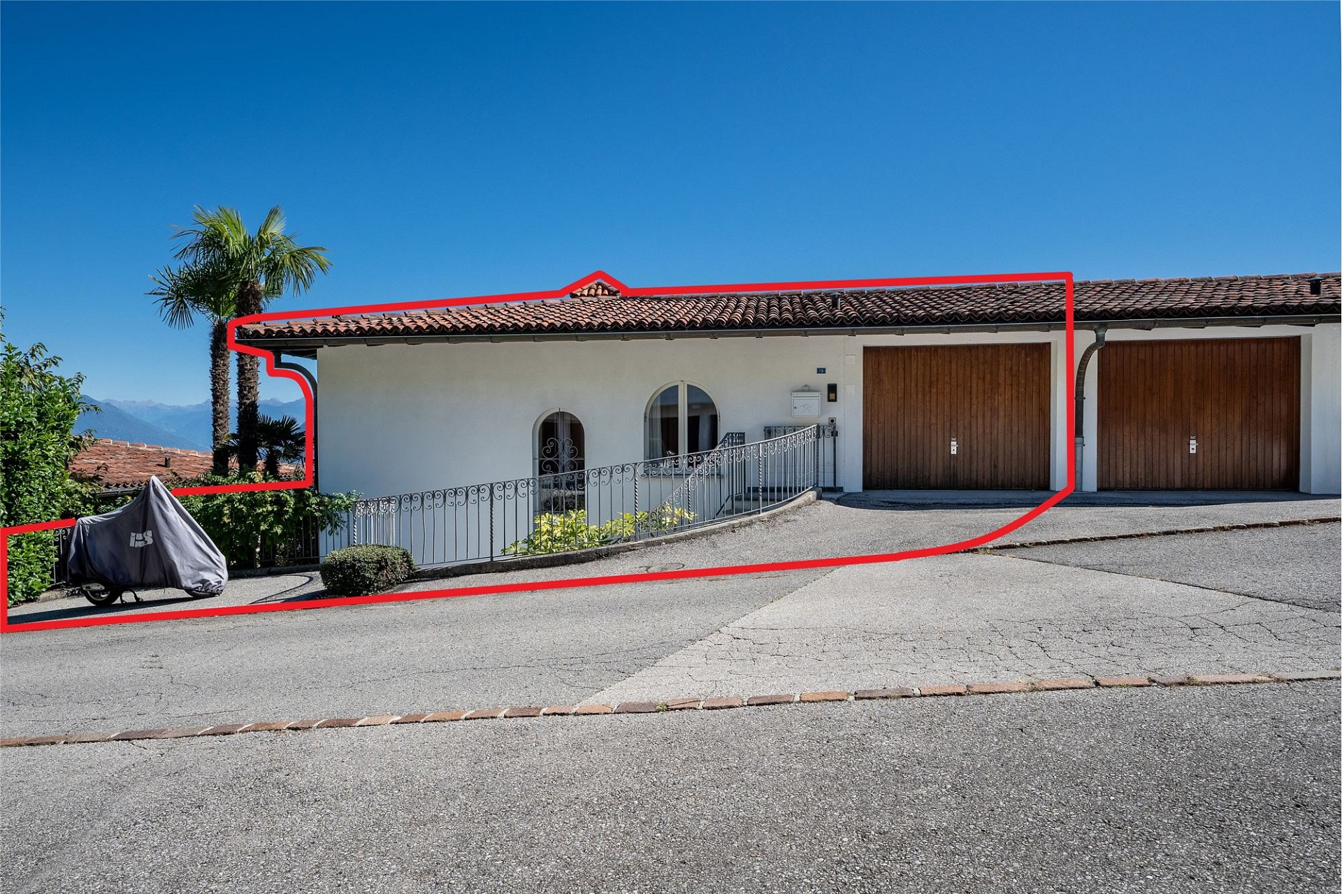 Mediterranes Einfamilienhaus mit Garage und Zufahrt