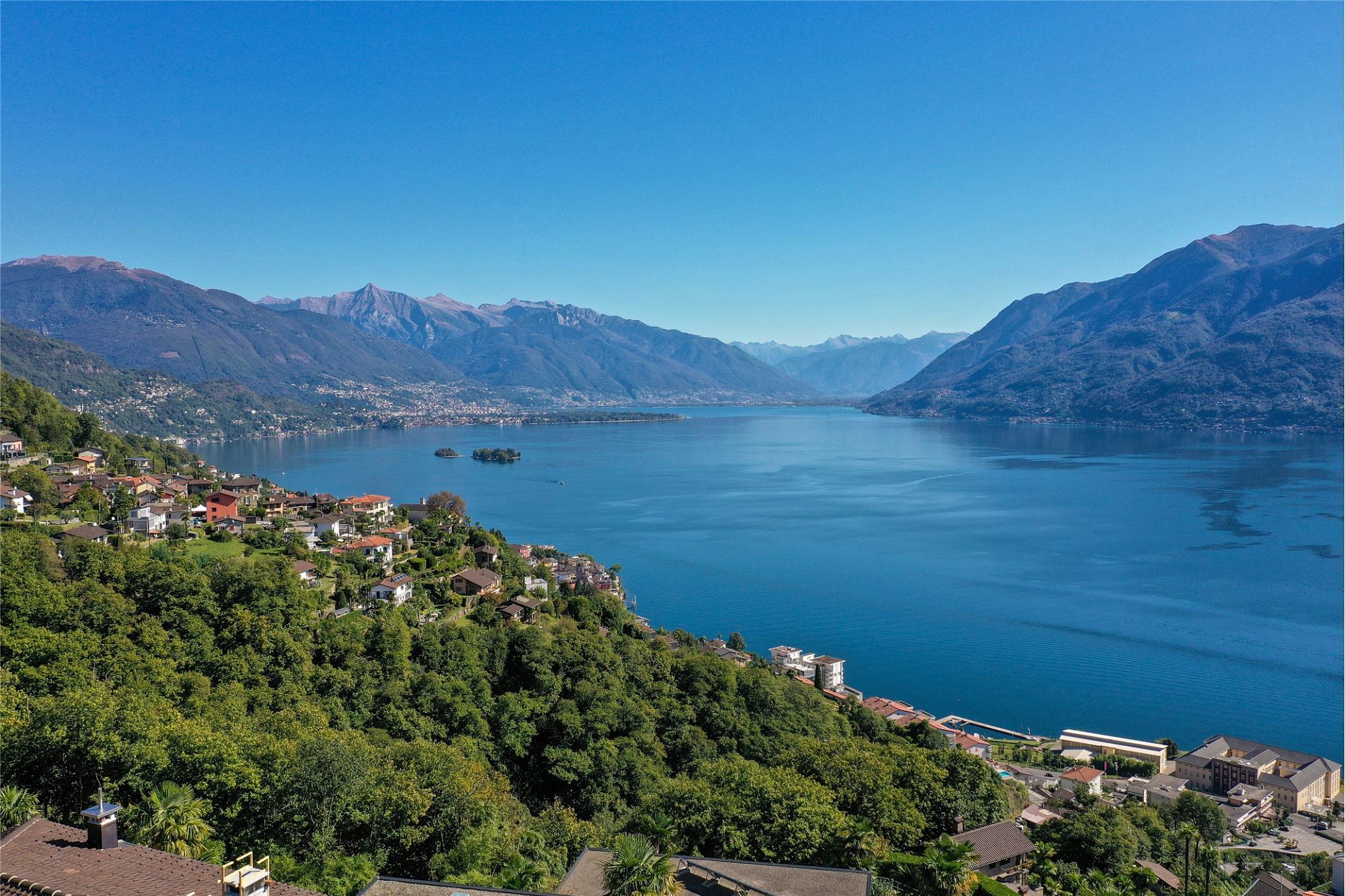 Landschaft mit See- und Bergblick