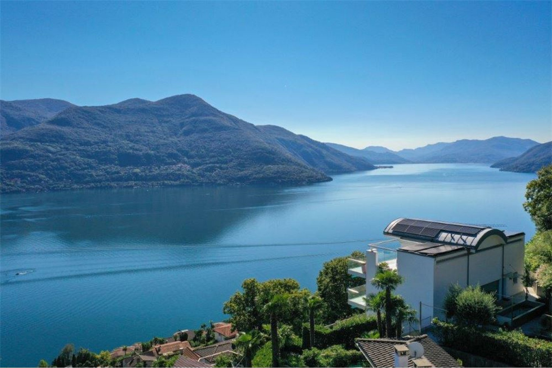 Seeblick mit Bergen und Haus