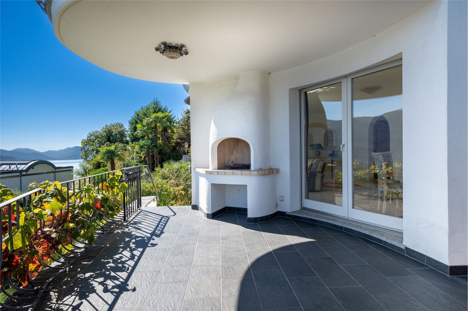 Überdachte Terrasse mit Meerblick