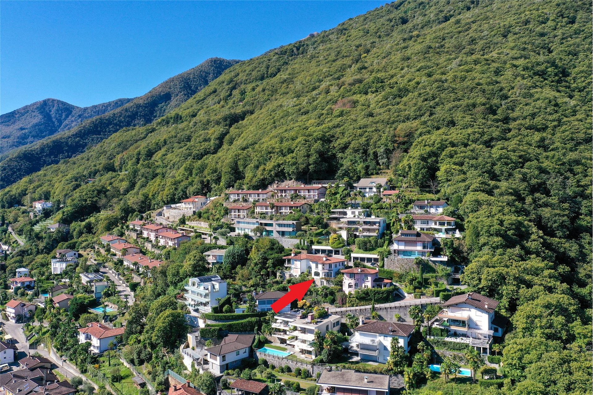 Bergsiedlung mit Villen und Meerblick