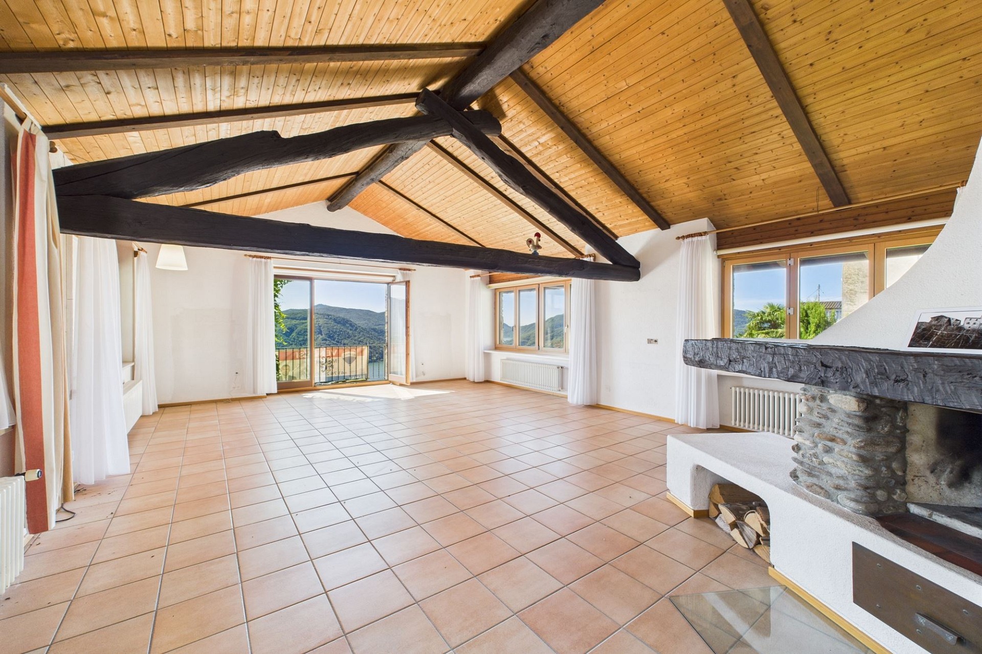 Heller Wohnraum mit Kamin und Bergblick