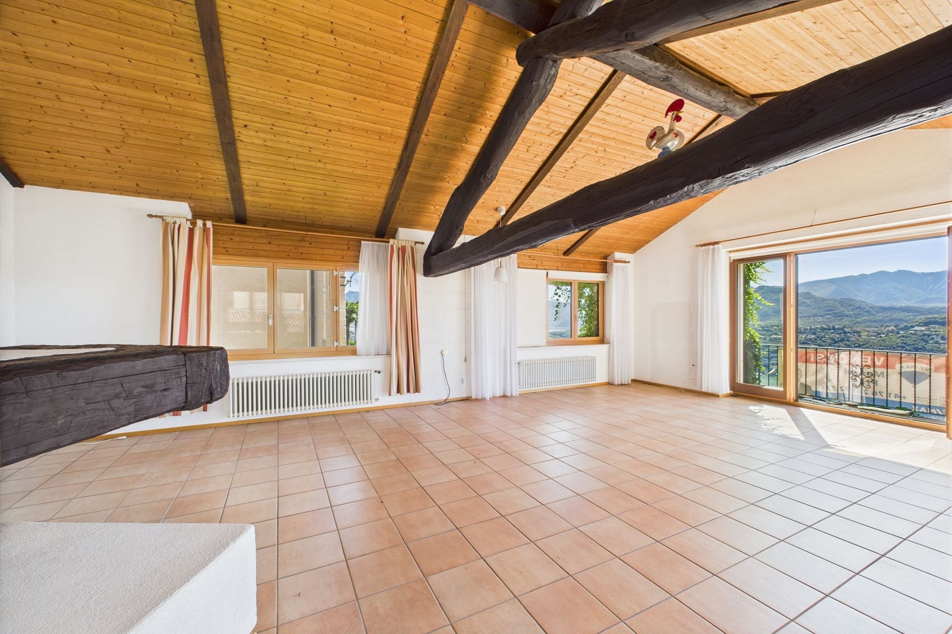 Heller Dachraum mit sichtbaren Holzbalken