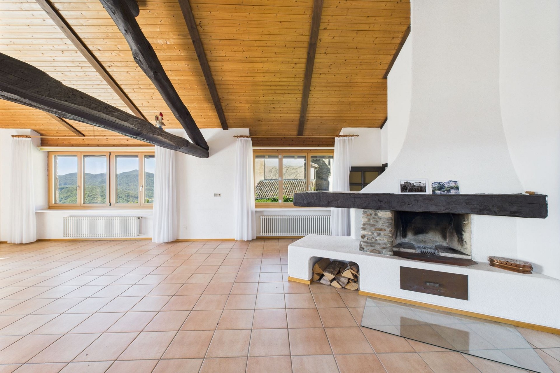 Wohnraum mit Kamin und Bergblick