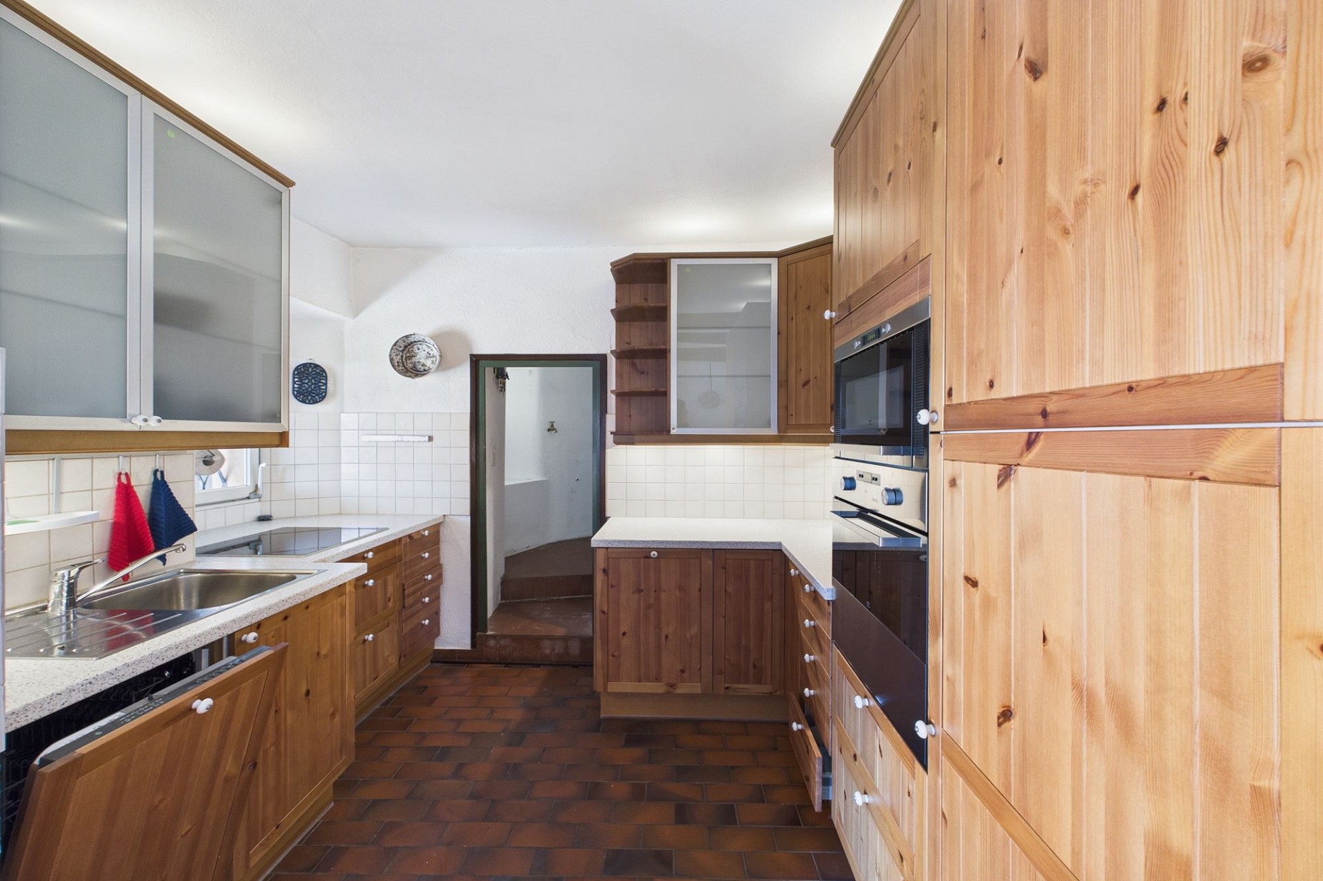 Rustikale Küche mit Holzmöbeln