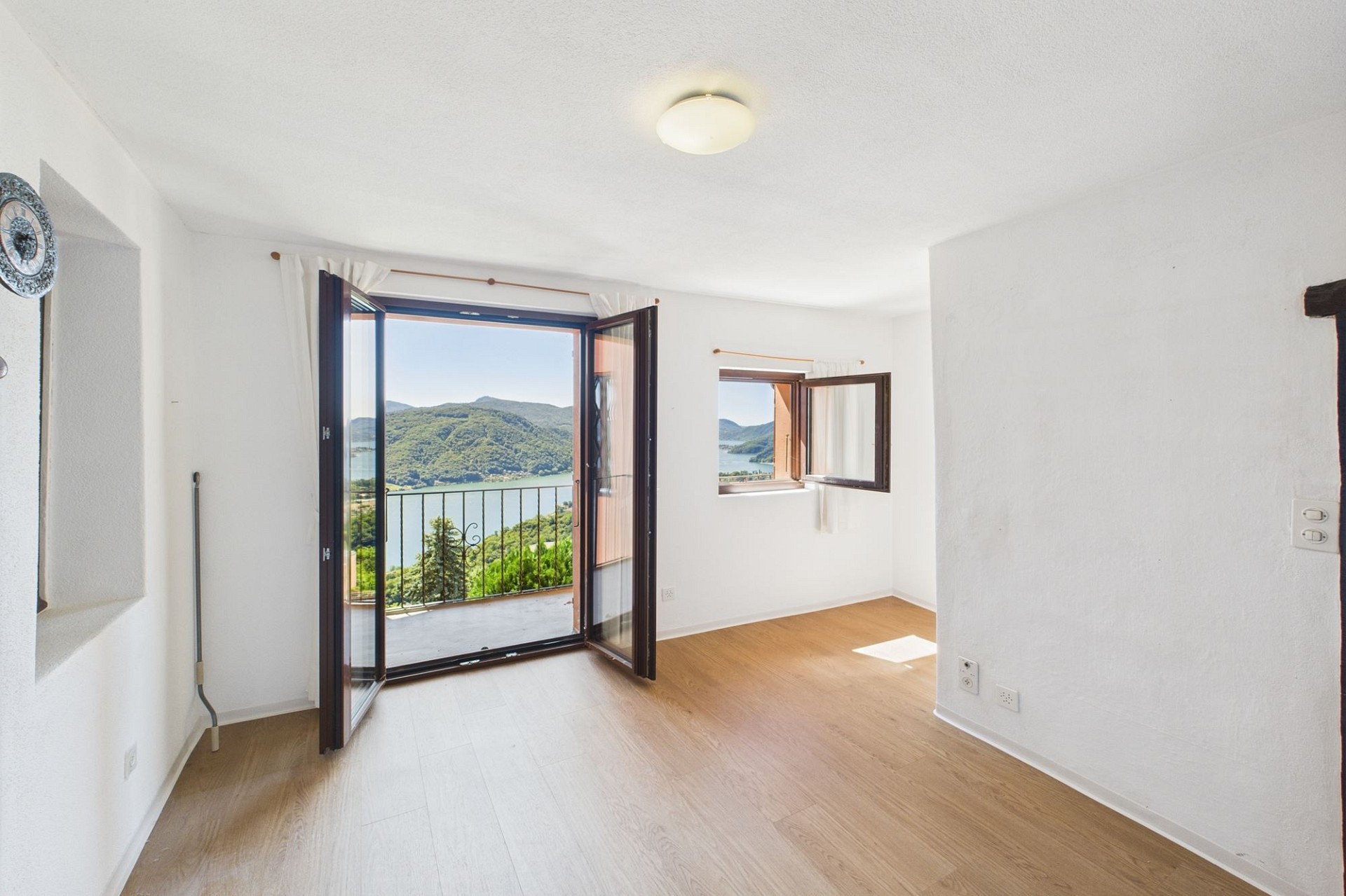 Hell renoviertes Zimmer mit Balkon und Bergblick