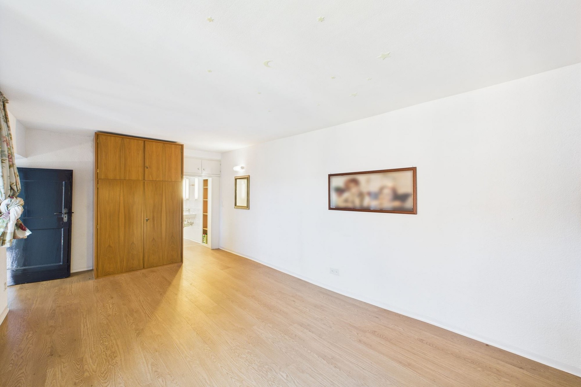 Helles, sparsames Schlafzimmer mit Einbauschrank