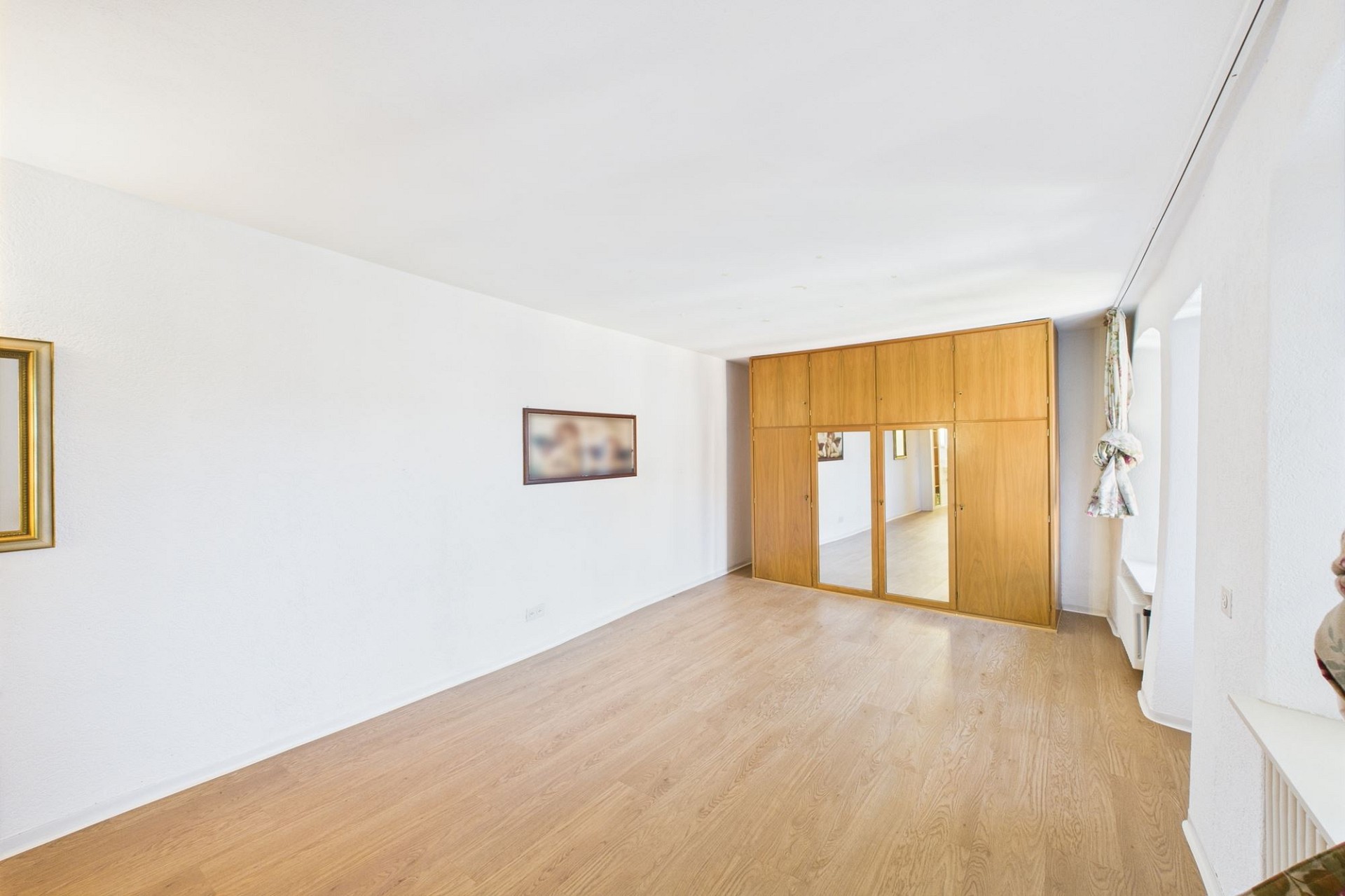 Helles Schlafzimmer mit Einbauschrank