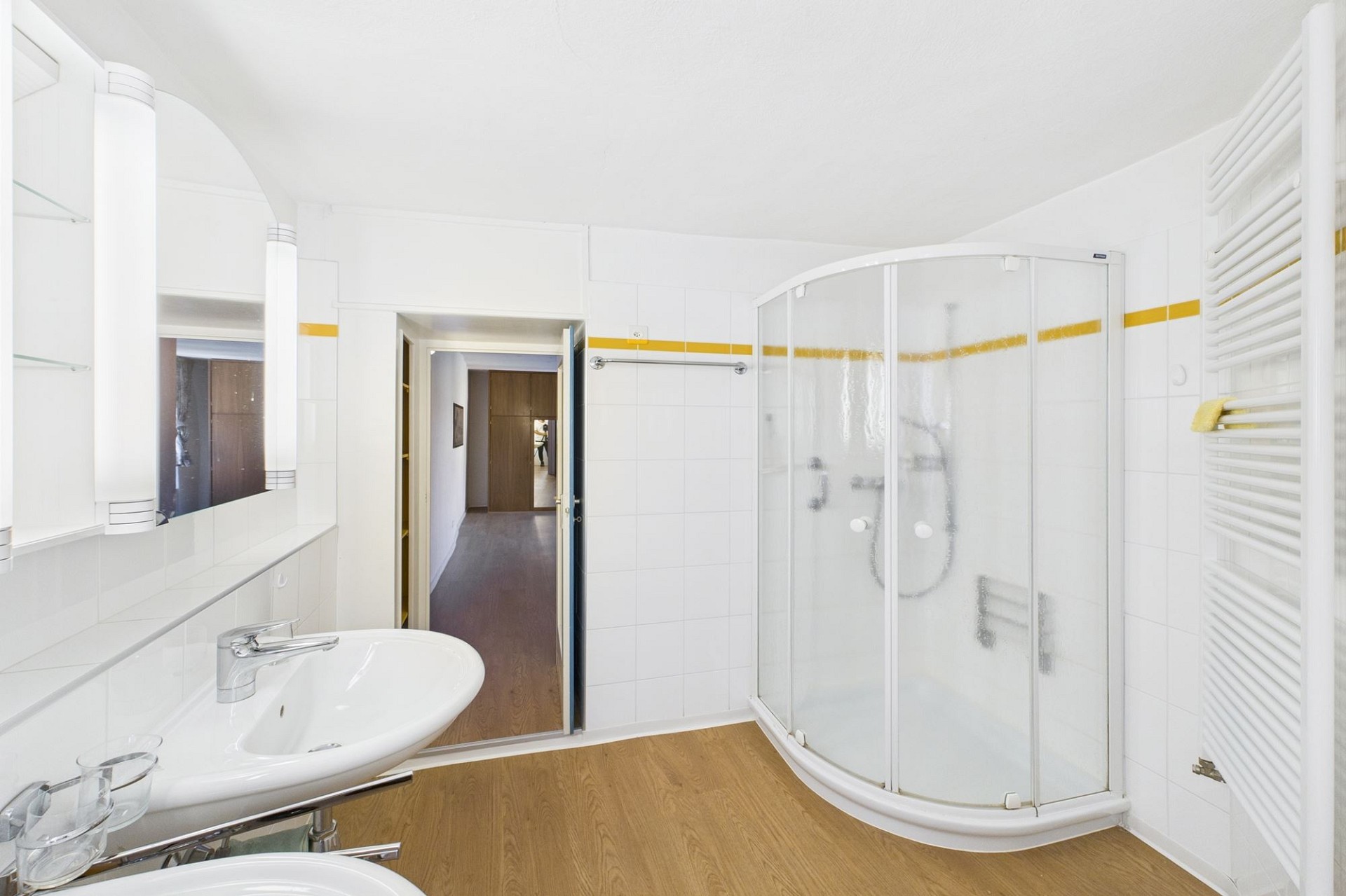Helles Badezimmer mit Runddusche