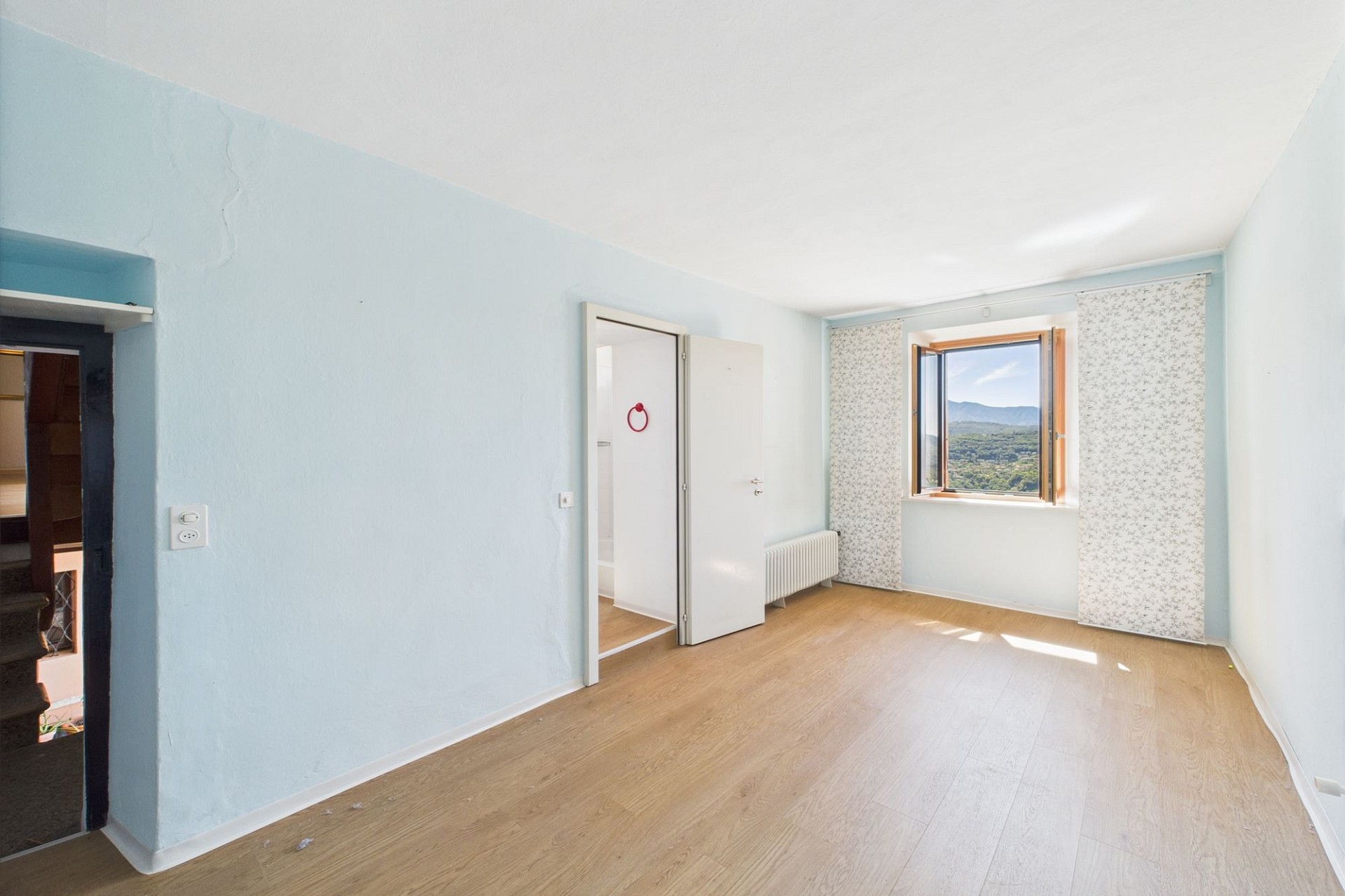 Helles, leerstehendes Zimmer mit Fensterblick