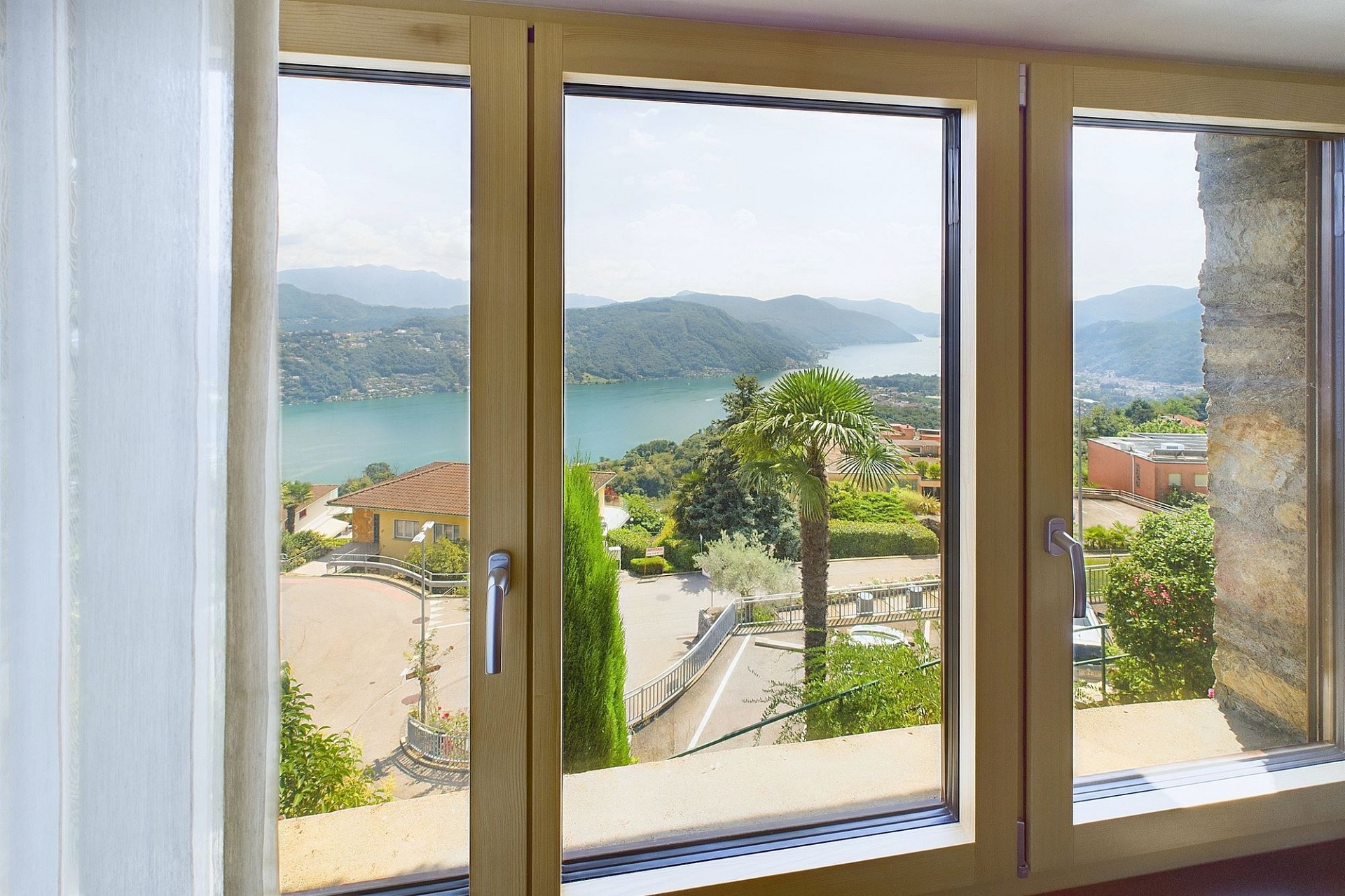 Berg- und Seeblick durch Fenster