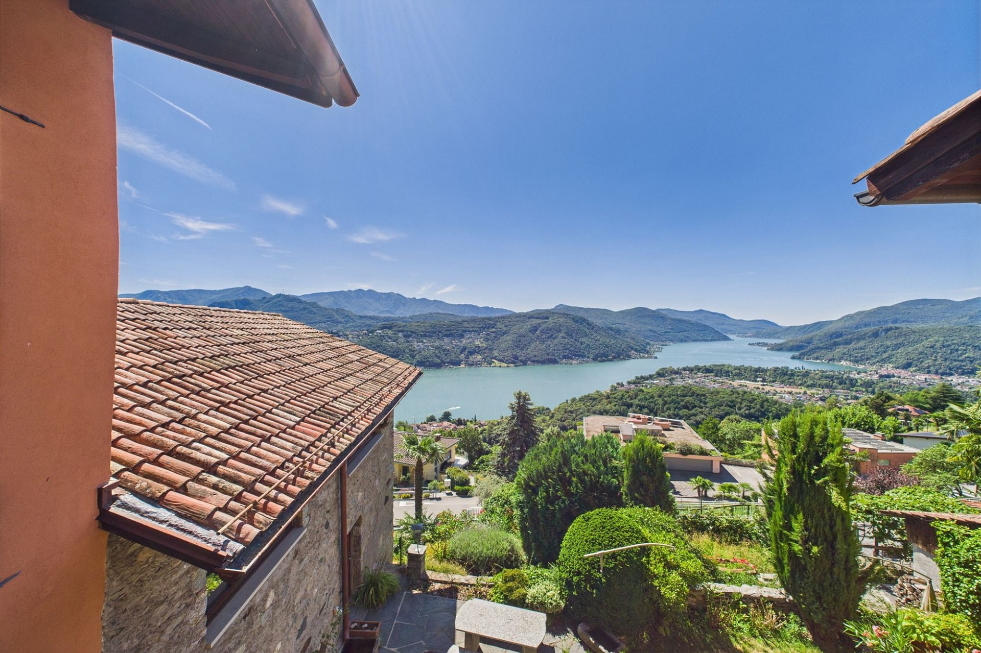 Seeblick von einer Terrasse