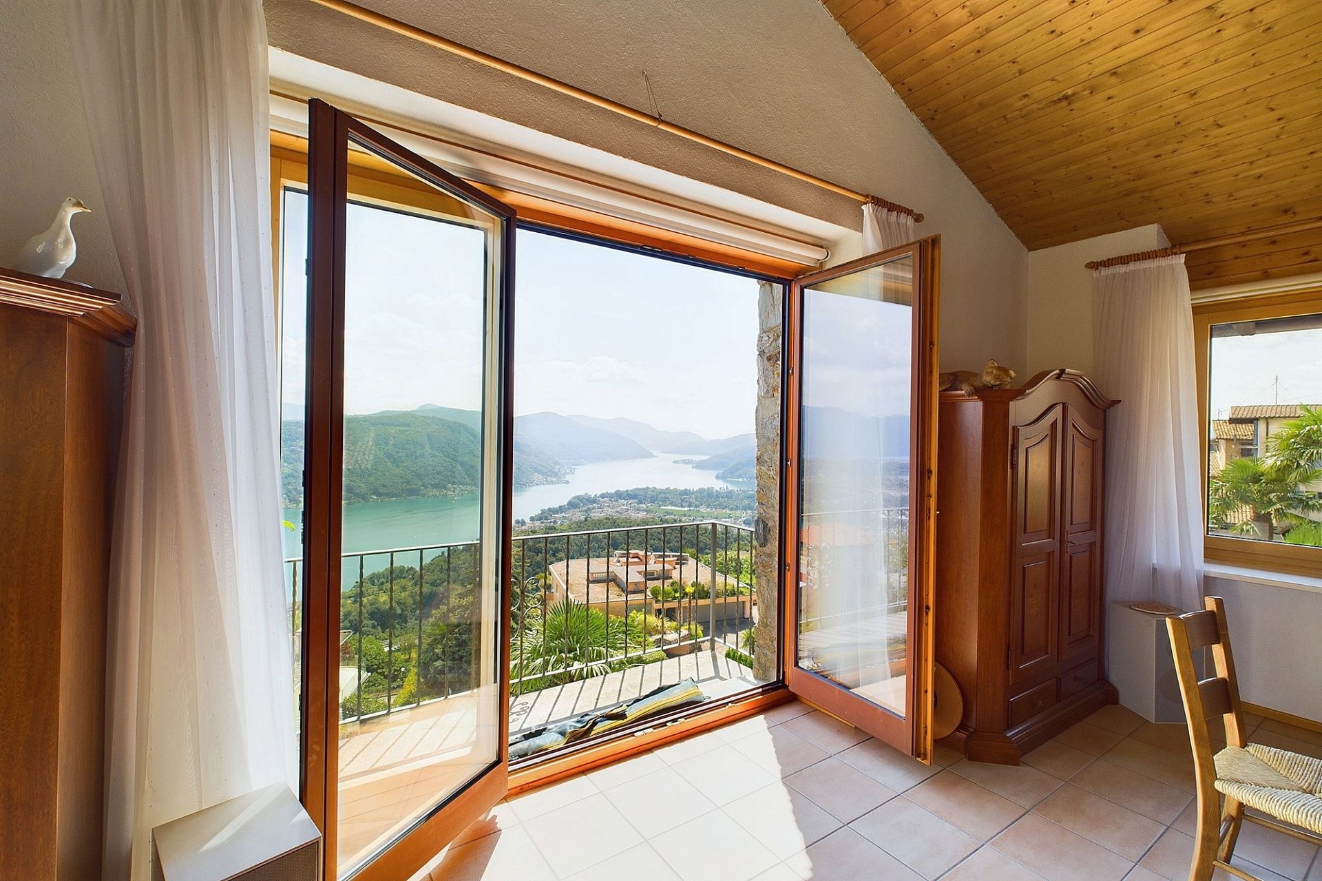 Helles Zimmer mit Panoramablick und geöffneten Fenstern