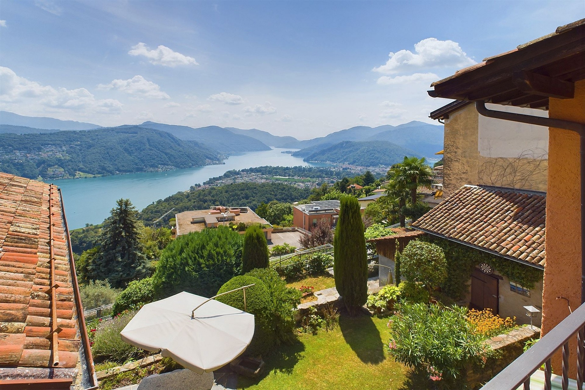 Bergblick auf See und Garten