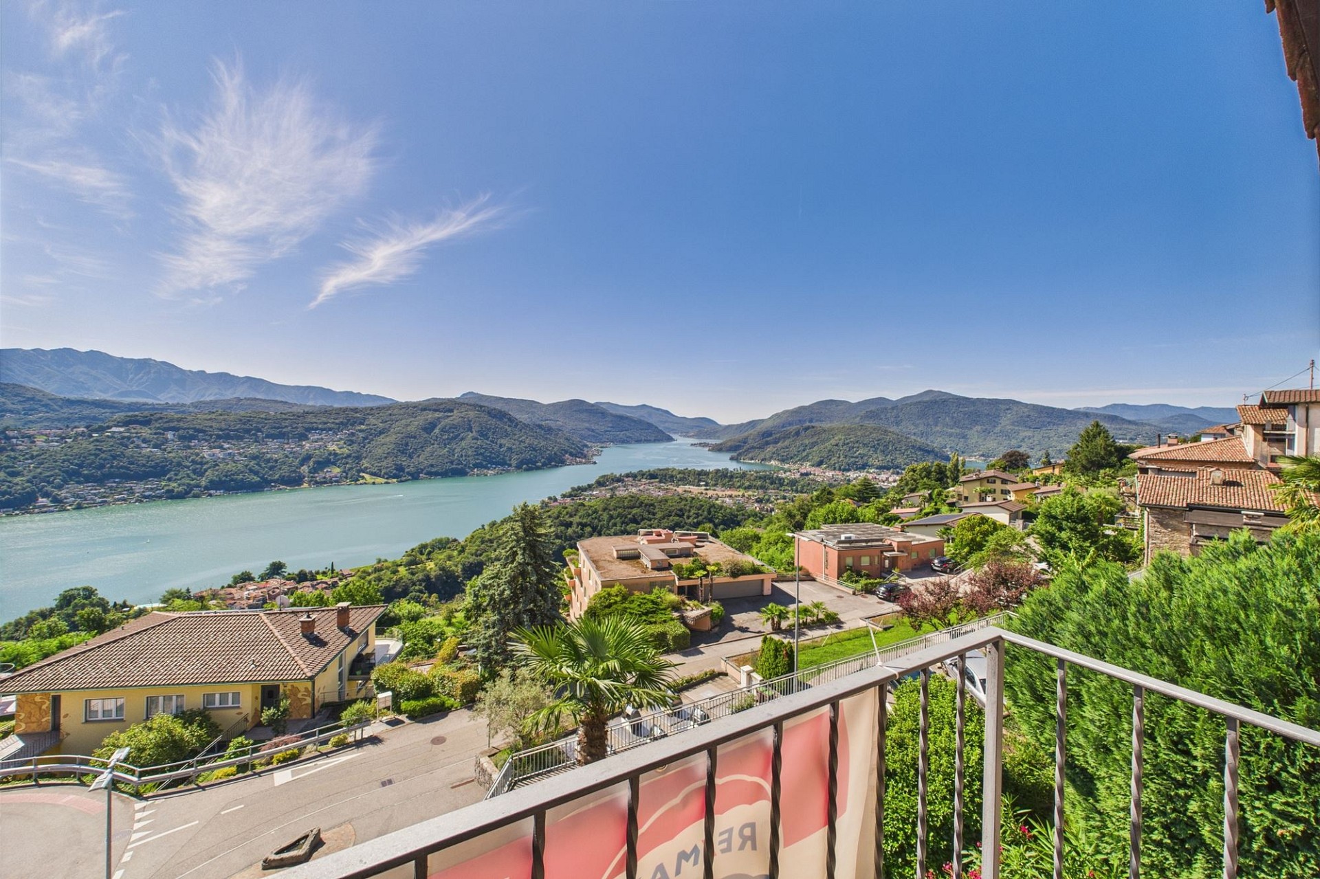 Balkon- und Seeblick mit Bergen