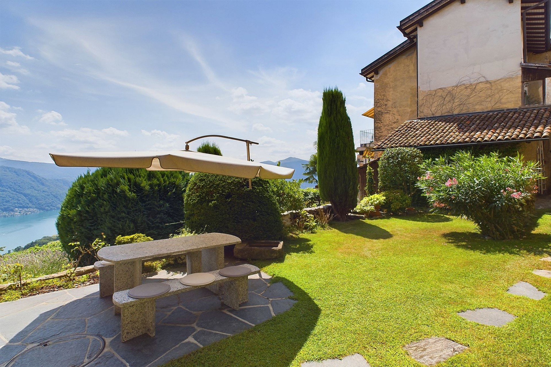 Garten mit Seeblick und Sitzplatz