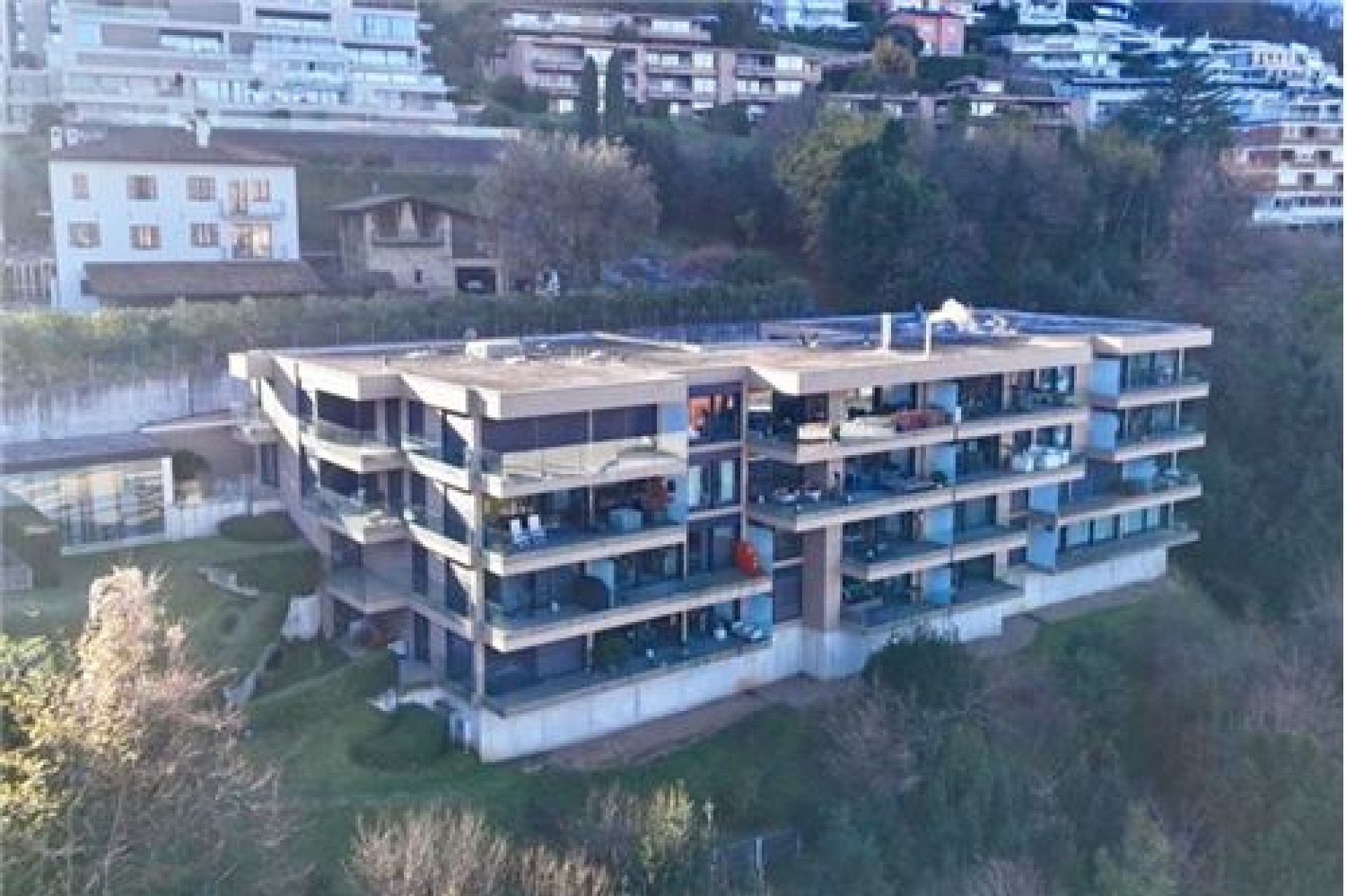 Modernes Mehrfamilienhaus mit großzügigen Balkonen