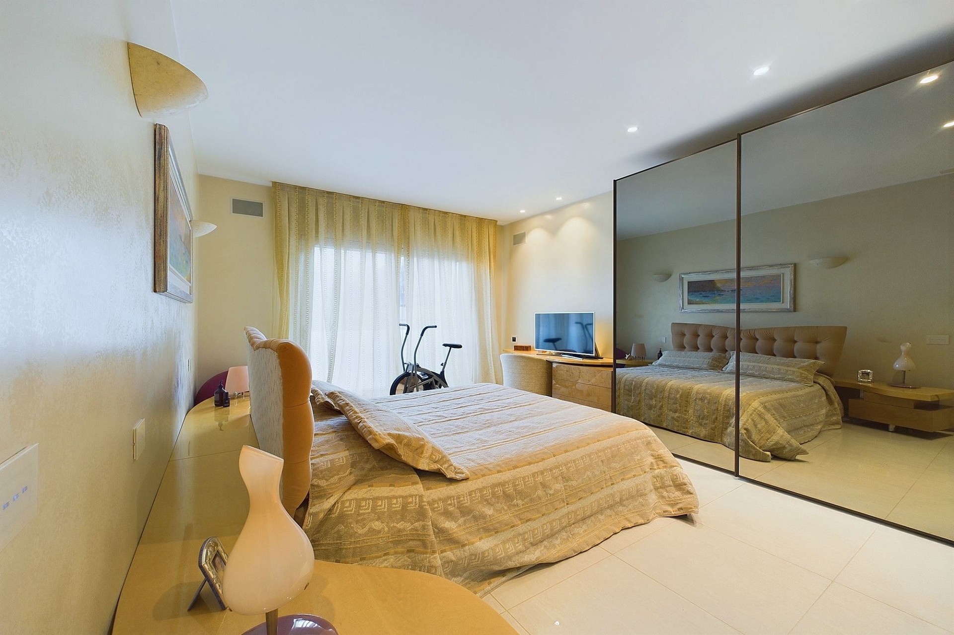 Helles Schlafzimmer mit Spiegelkleiderschrank
