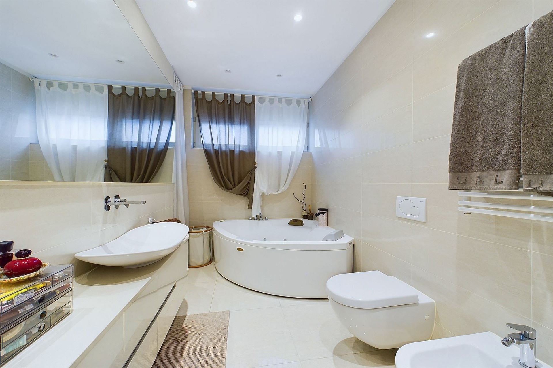 Helles Badezimmer mit Badewanne und Bidet
